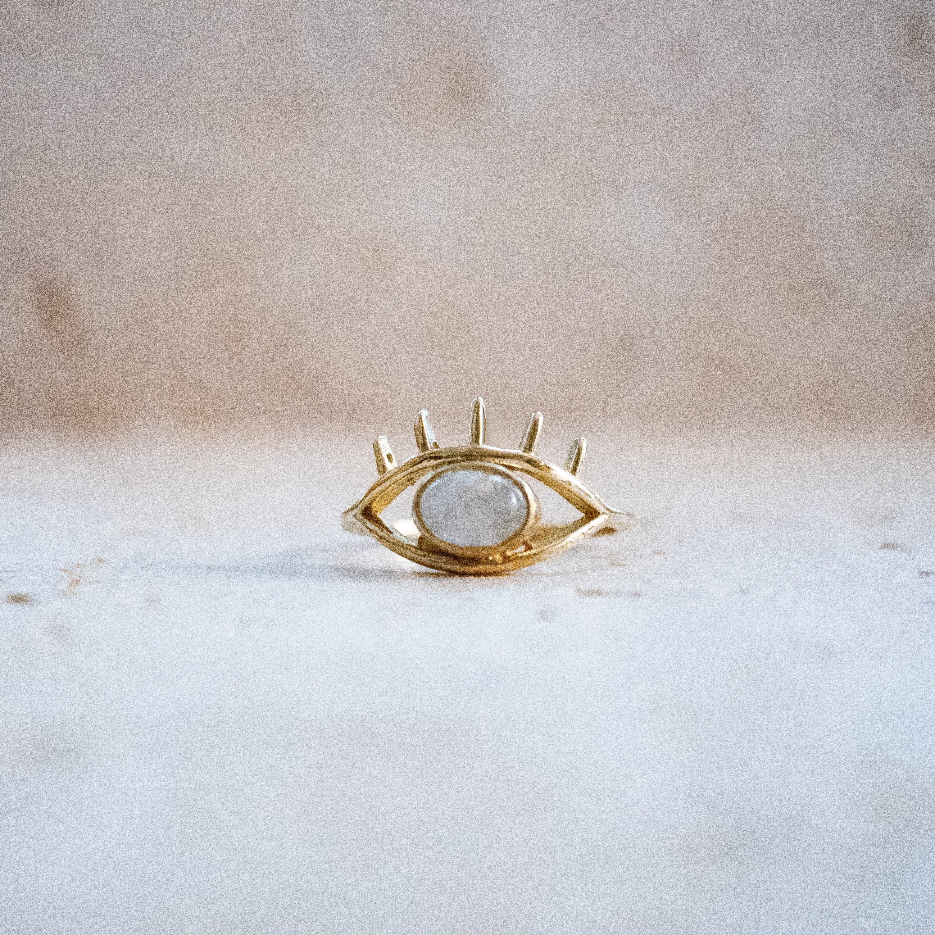 Schutz-Talisman Ring – Handgemachter Ring mit Mondstein & Evil Eye Symbol - Nooe UG