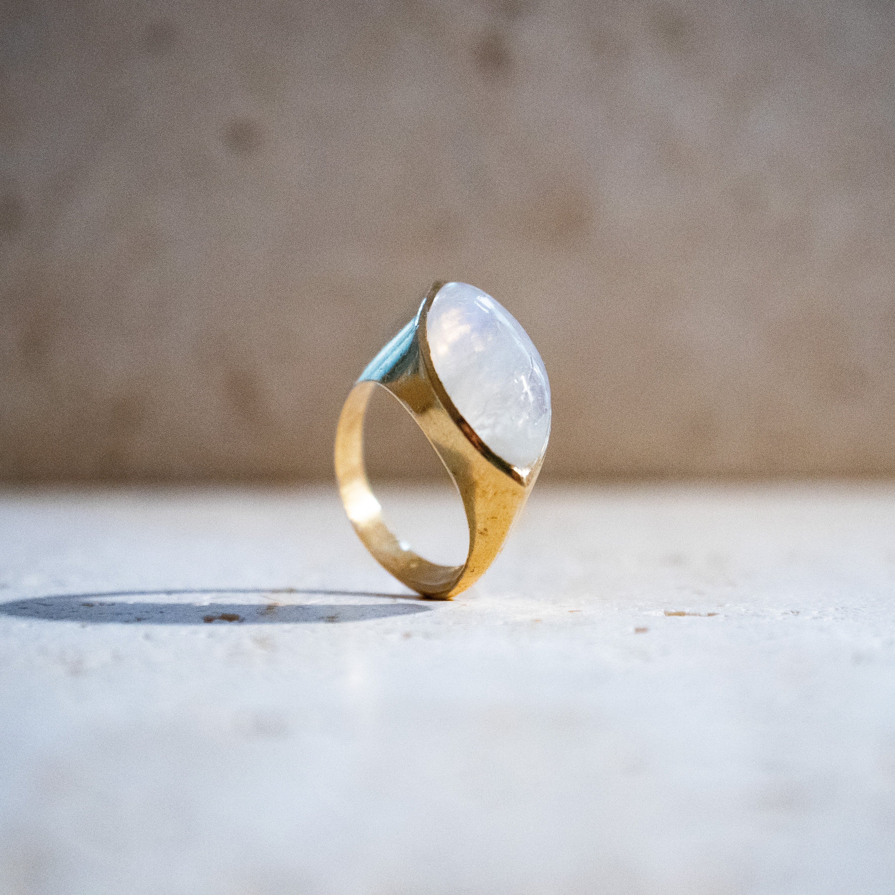 Großer Mondstein-Ring – Handgemachter Goldring aus Messing im Augen-Design