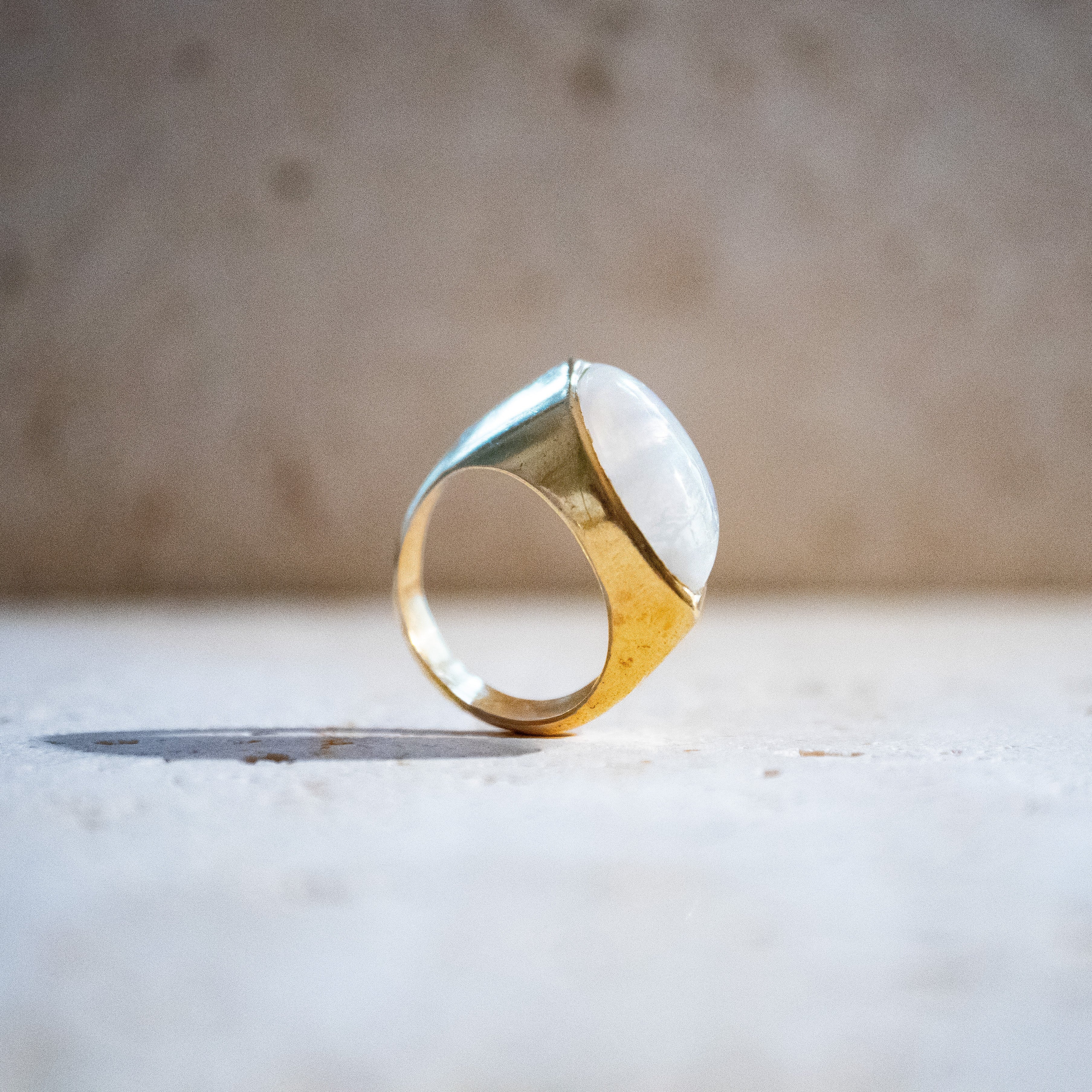 Großer Mondstein-Ring – Handgemachter Goldring aus Messing im Augen-Design - Nooe UG