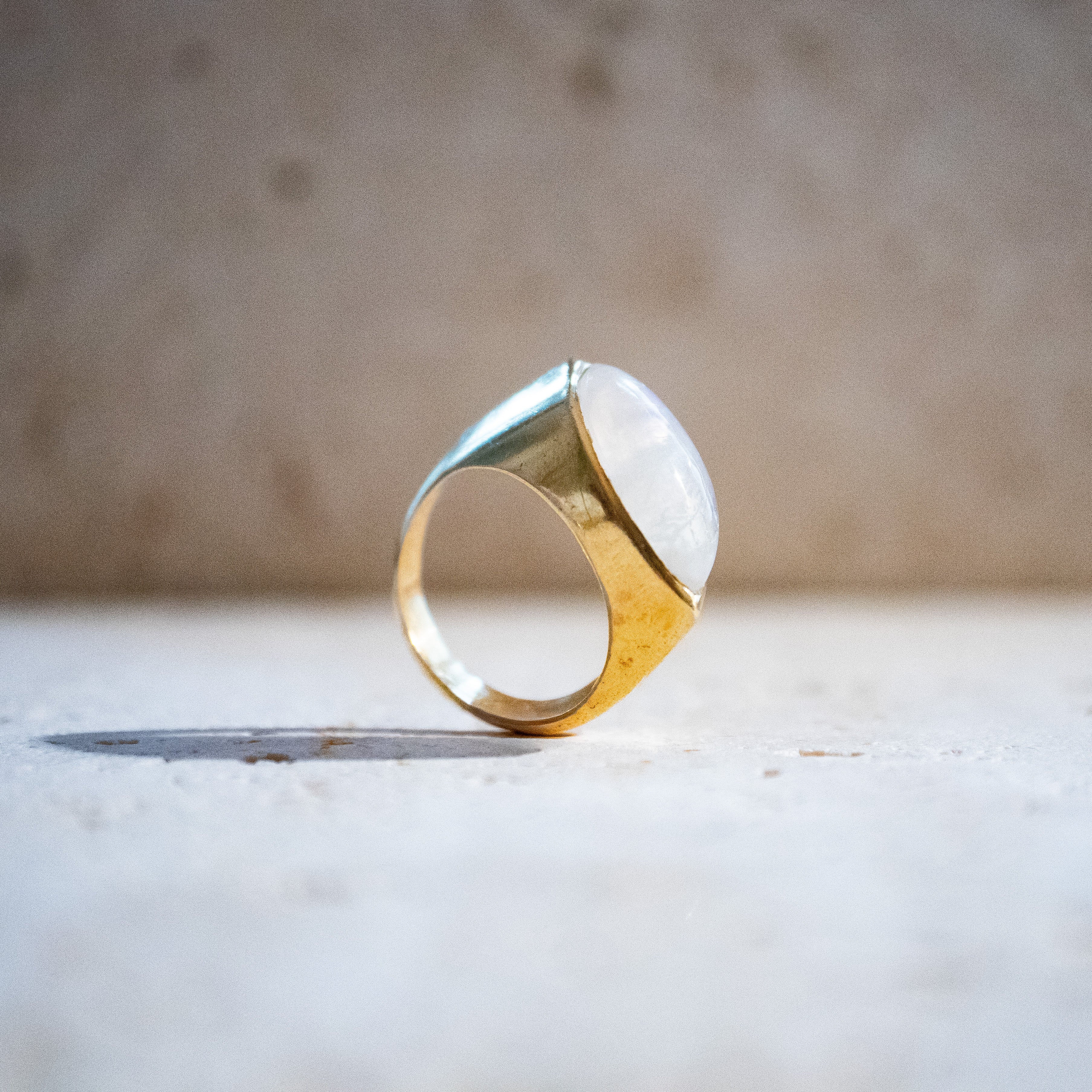 Großer Mondstein-Ring – Handgemachter Goldring aus Messing im Augen-Design