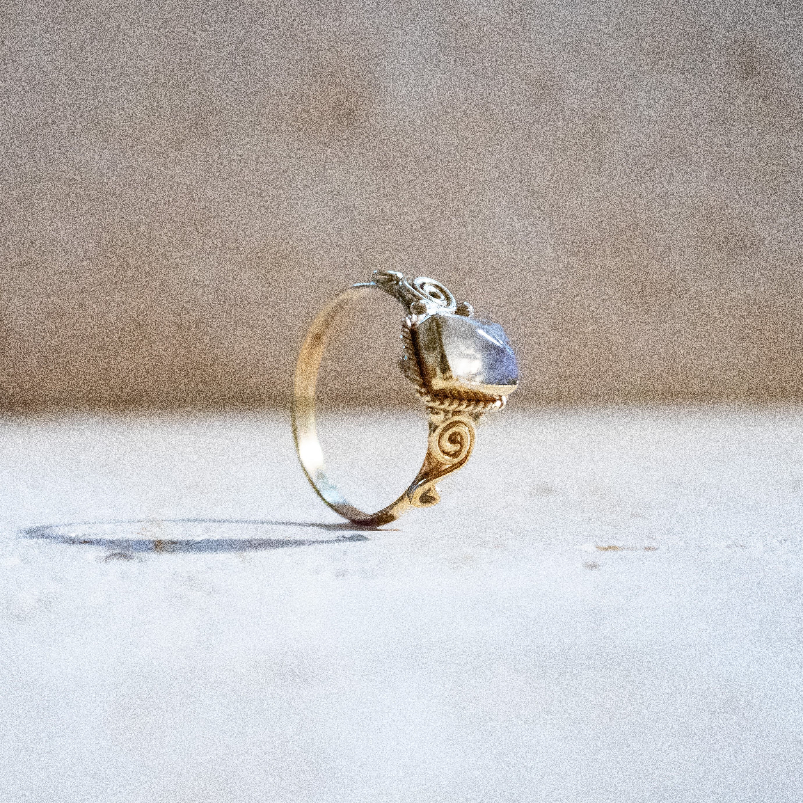 Rechteckiger Labradorit Ring – Verspielt & handgemacht aus Messing