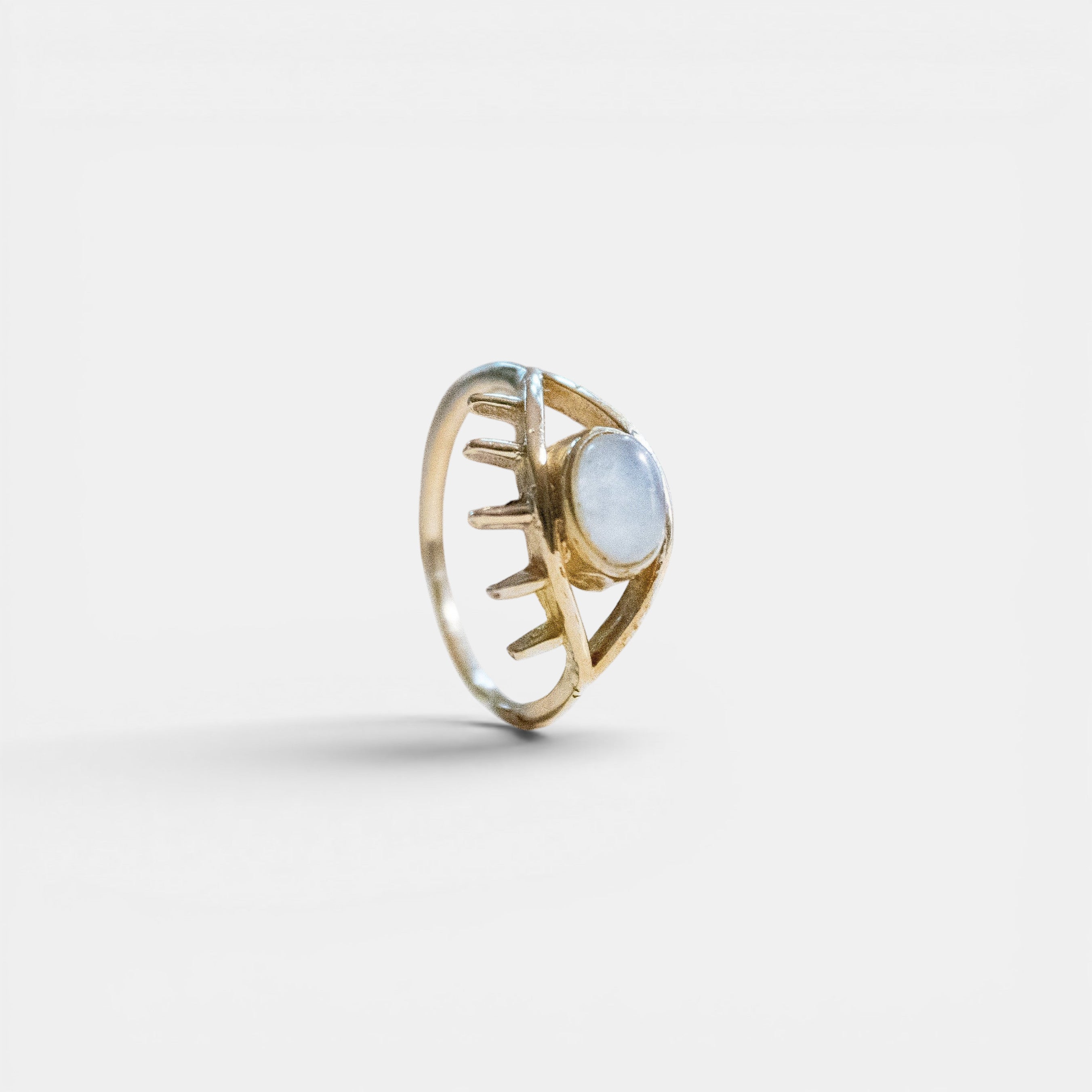 Schutz-Talisman Ring – Handgemachter Ring mit Mondstein & Evil Eye Symbol - Nooe UG