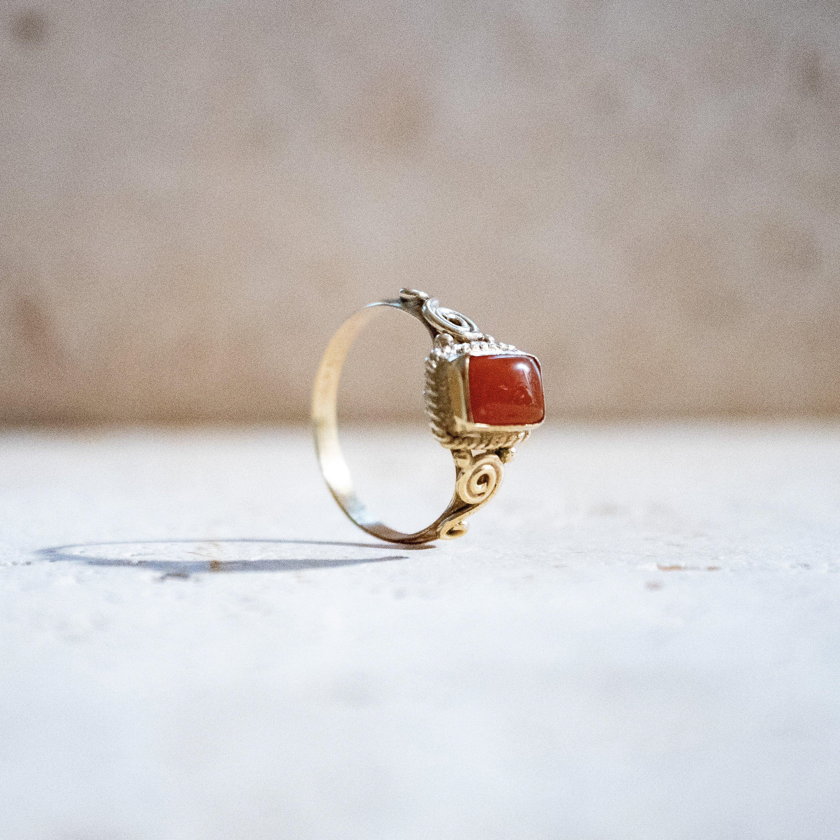 Bague rectangulaire agate rouge ludique Art Nouveau or fait main