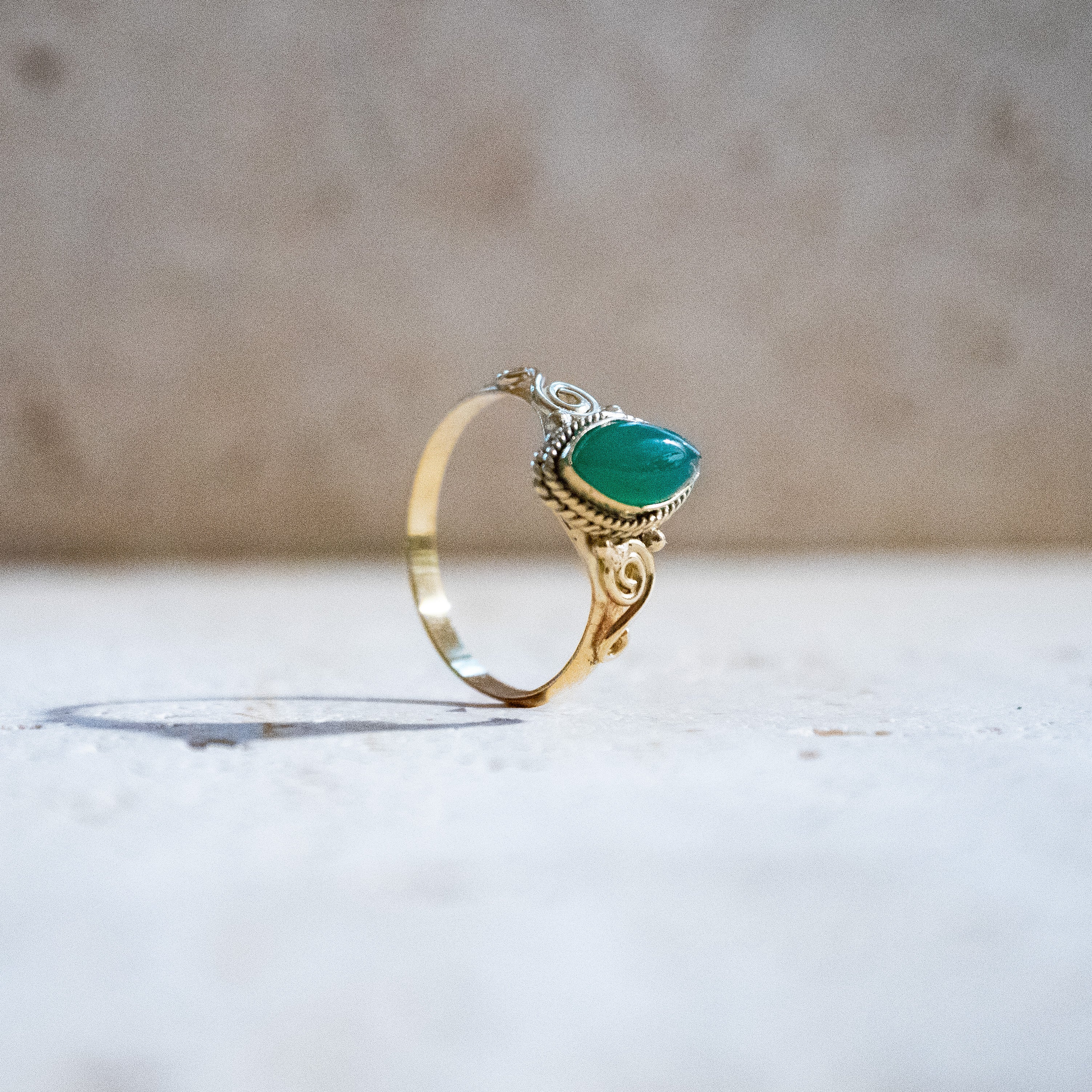 Grüner Onyx Ring – Ovaler, verspielter Messingring handgefertigt