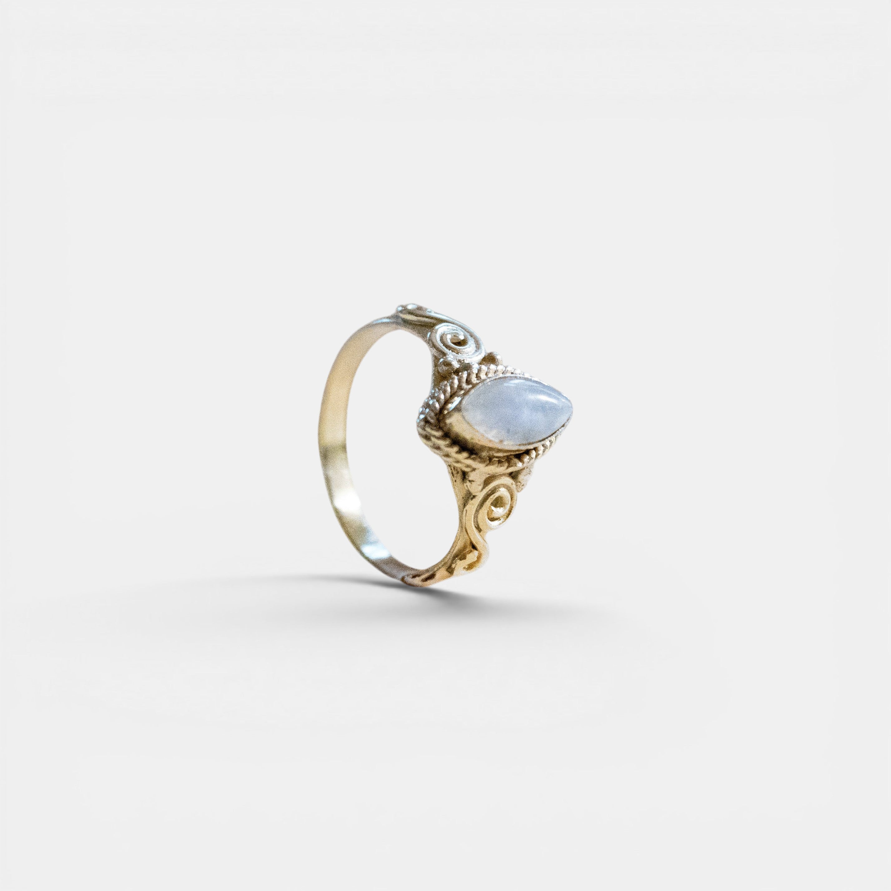Ring mit weißem Mondstein – Augenförmiges Boho Design in Gold - Nooe UG