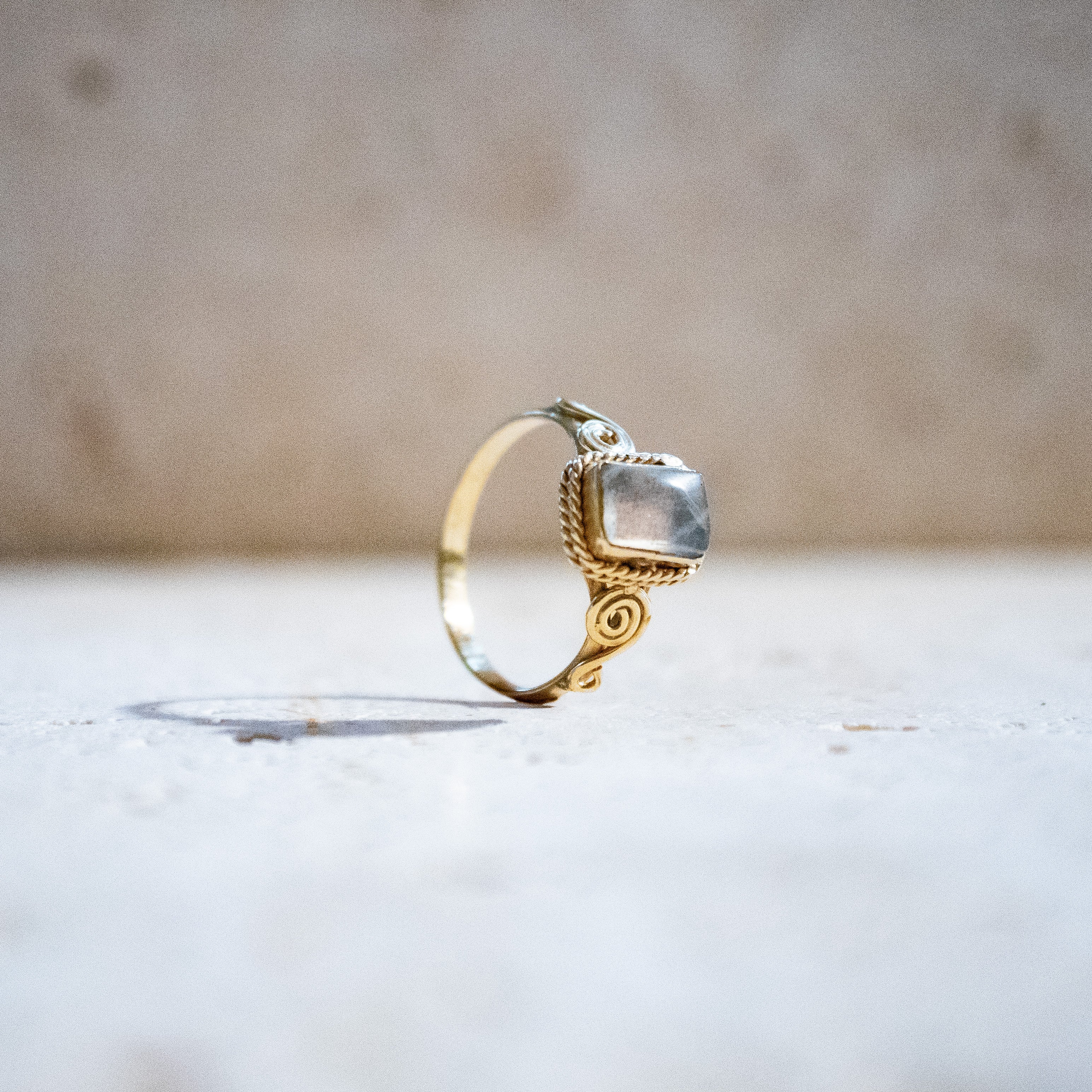Rechteckiger Mondstein-Ring – Verspielt & Handgefertigt aus Messing