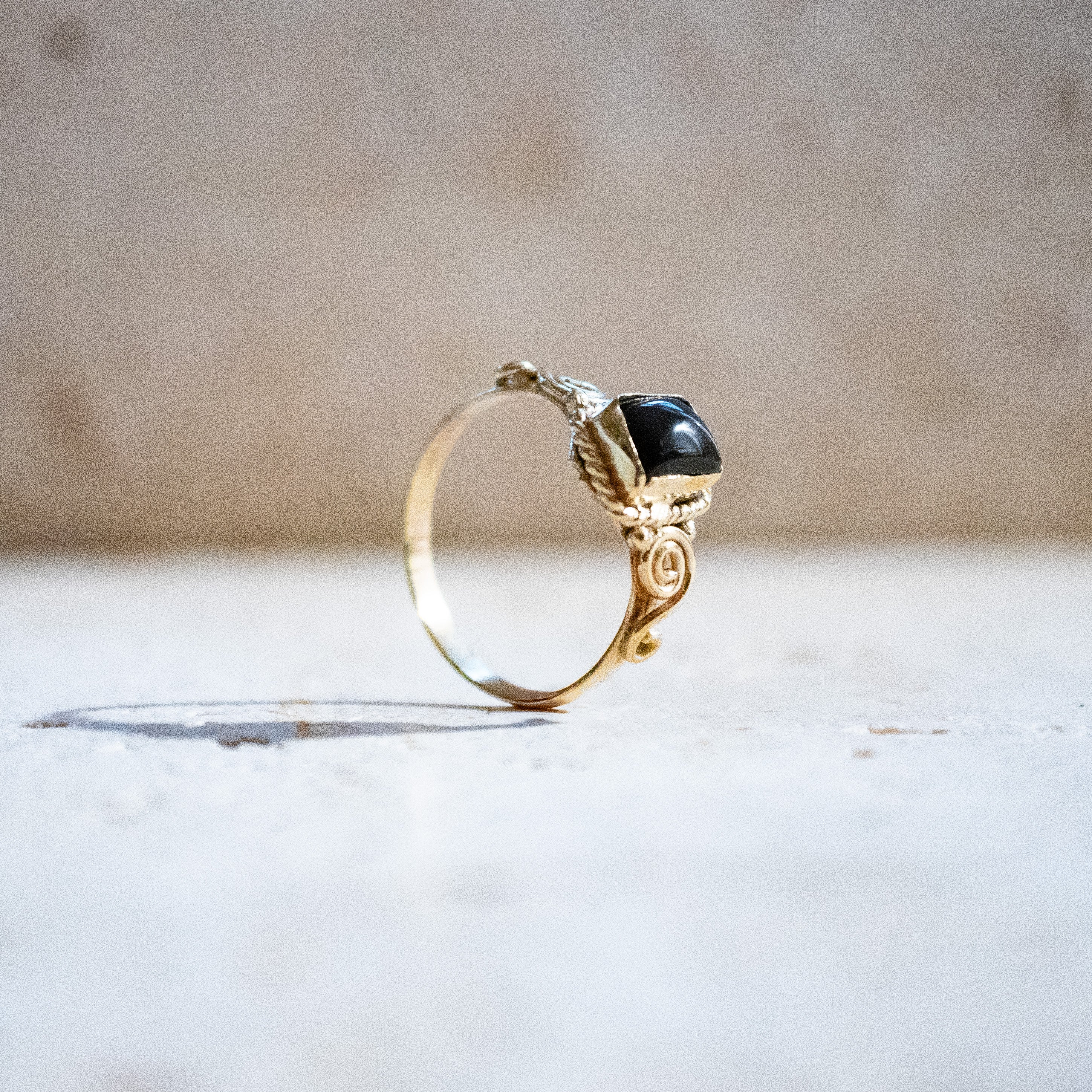 Eckiger Schwarzer Onyx Ring – Jugendstil Goldoptik, handgemacht - Nooe UG