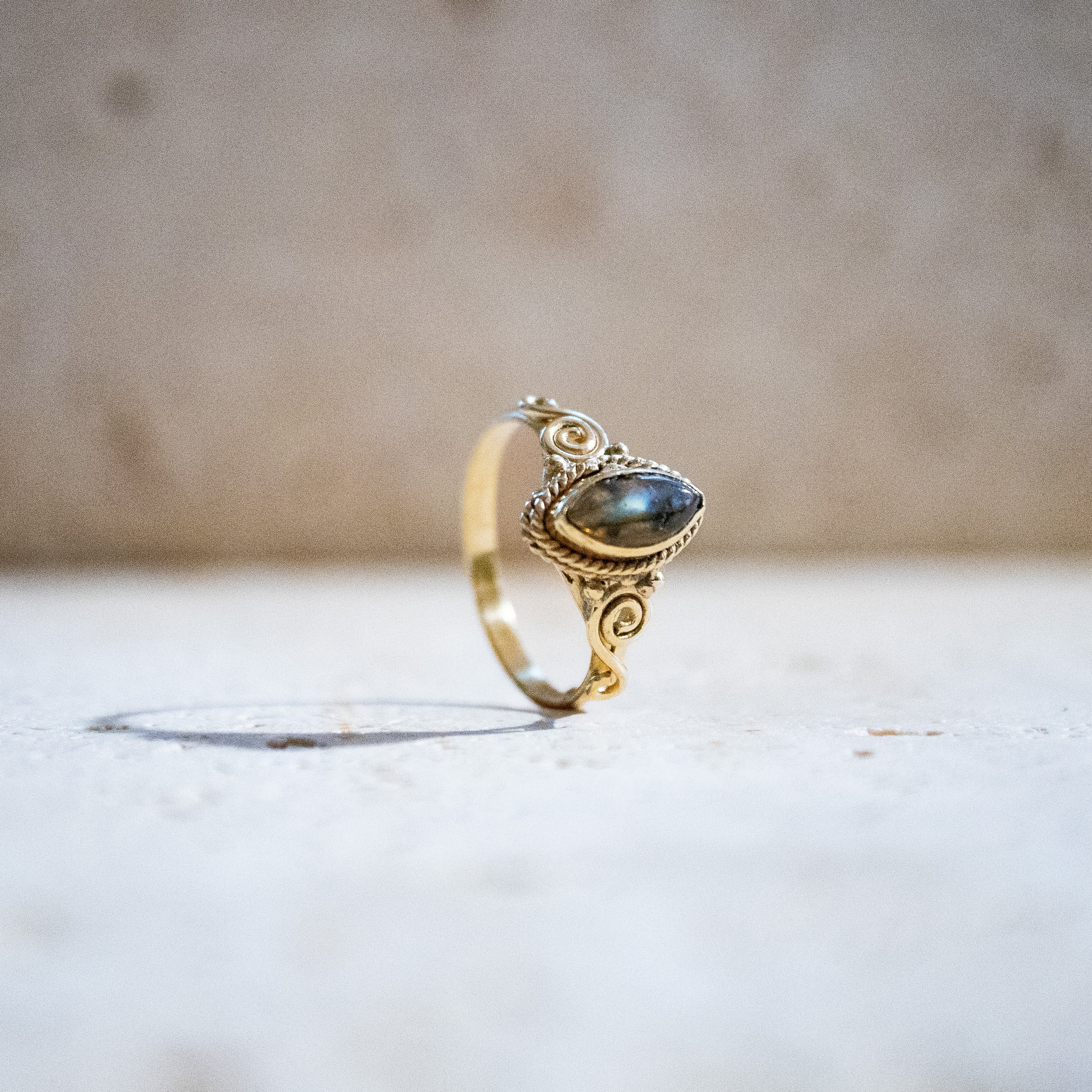 Labradorit Ring im Jugendstil – Handgemachter Goldring im Augen-Design
