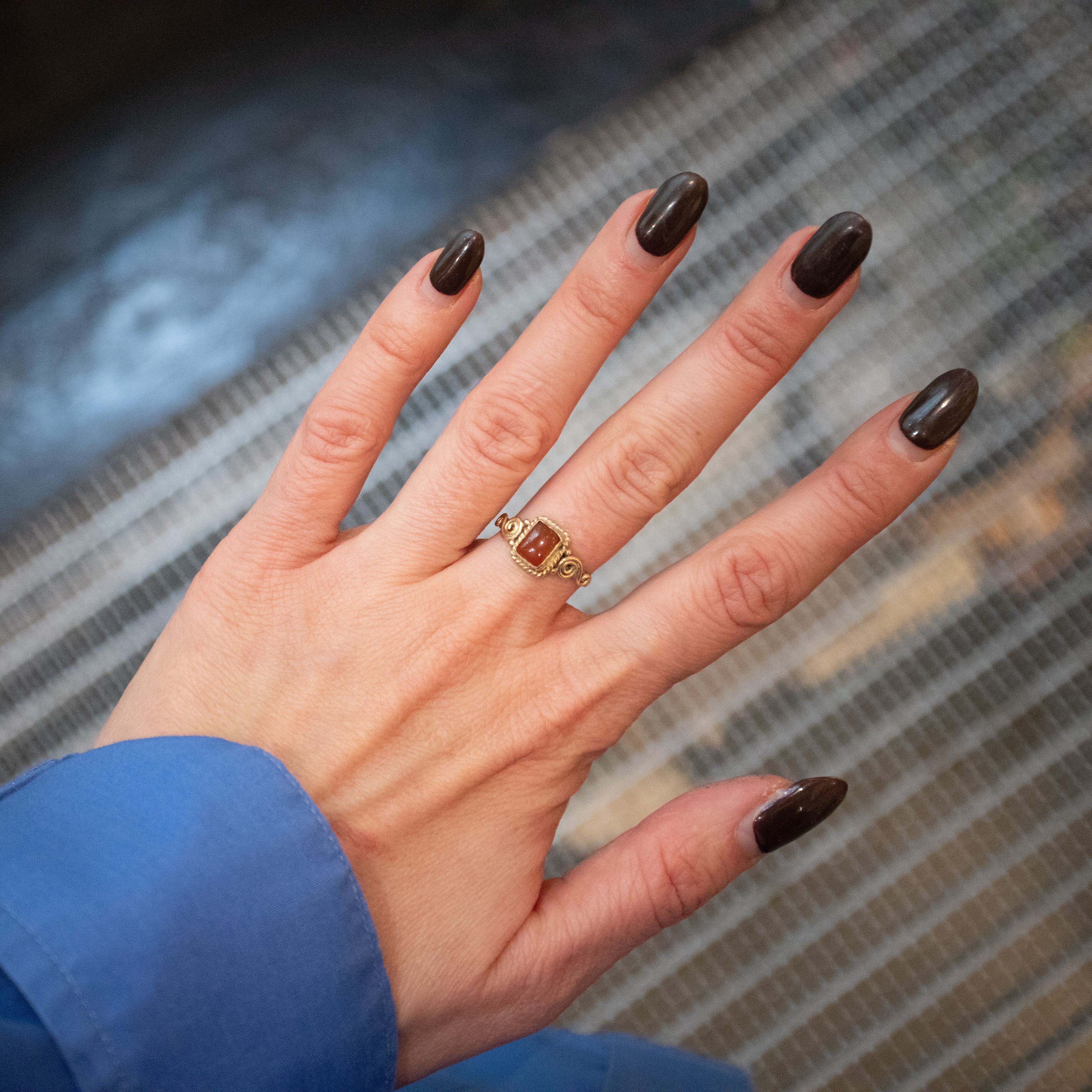 Anillo rectangular de ágata roja juguetón oro Art Nouveau hecho a mano
