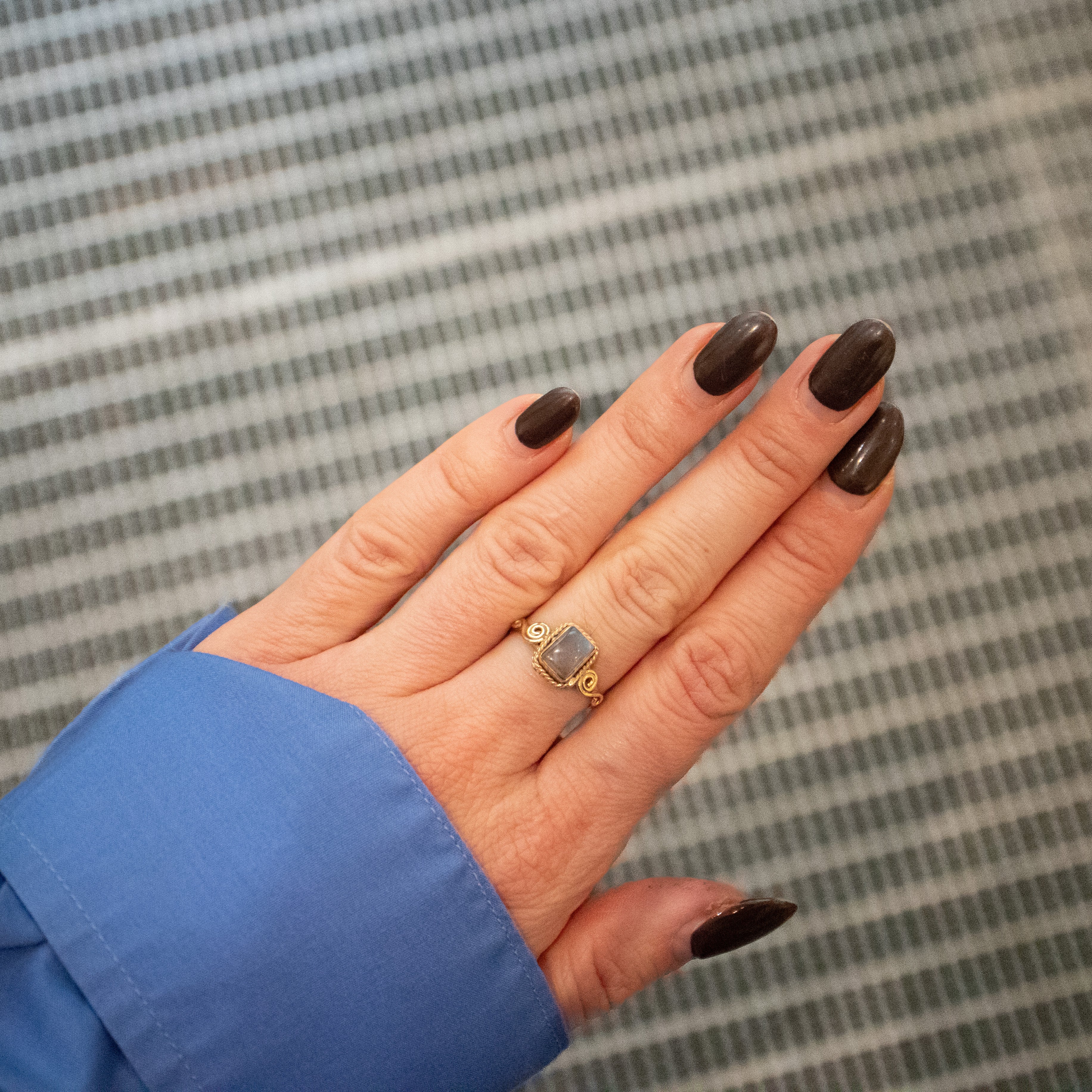 Rechteckiger Labradorit Ring – Verspielt & handgemacht aus Messing