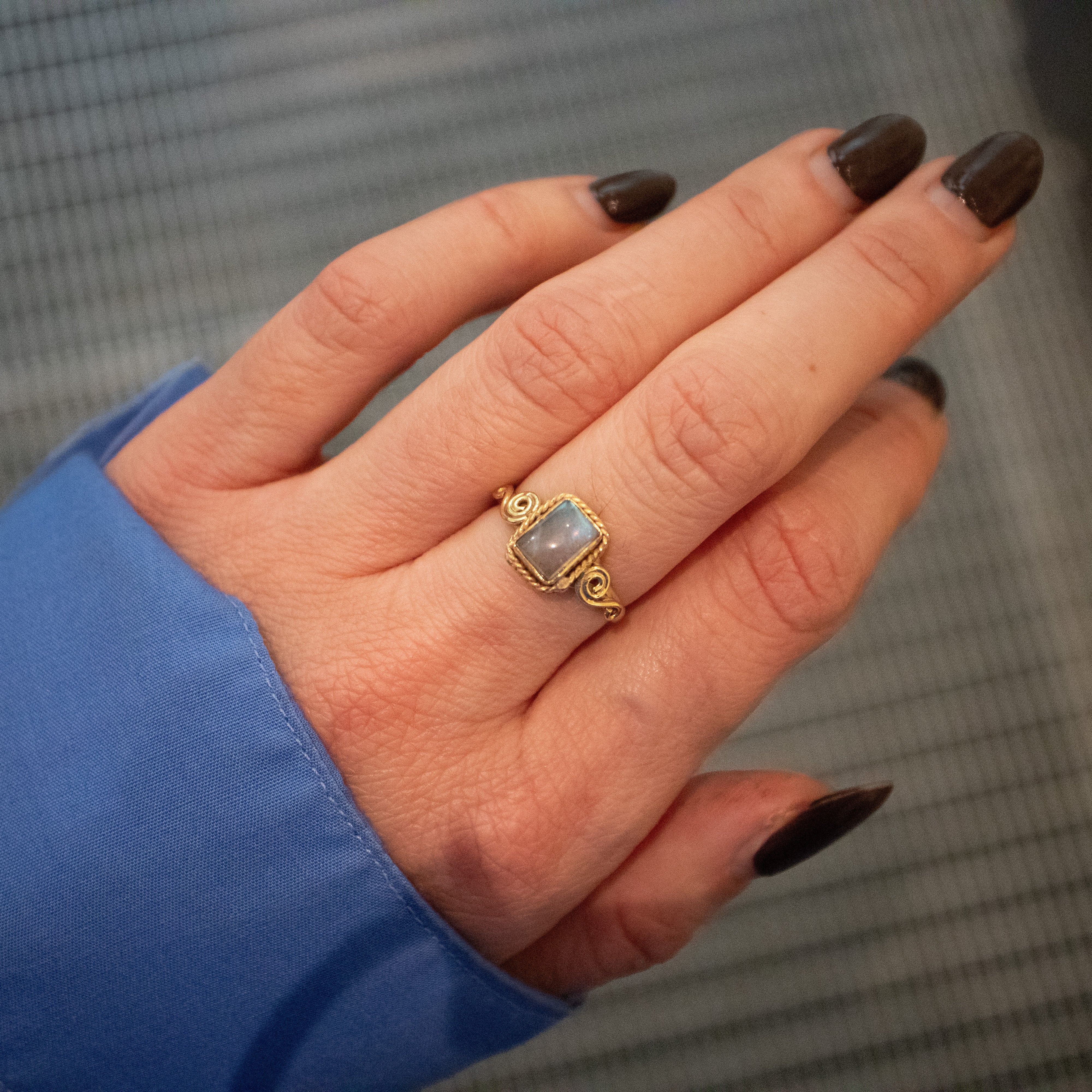 Rechteckiger Labradorit Ring – Verspielt & handgemacht aus Messing