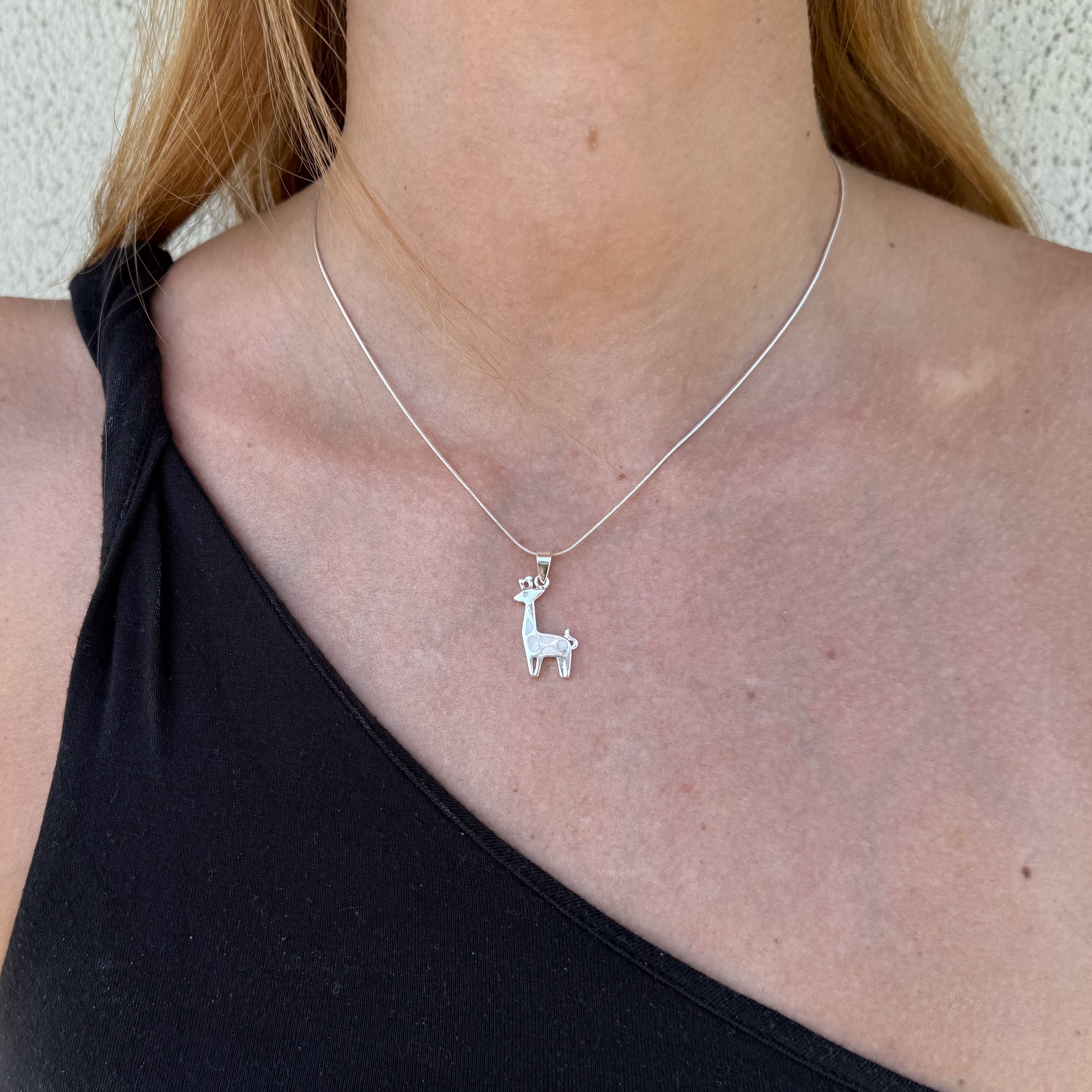 Giraffe Kette – Anhänger mit Perlmutt, 925 Sterling Silber | NOOE Berlin