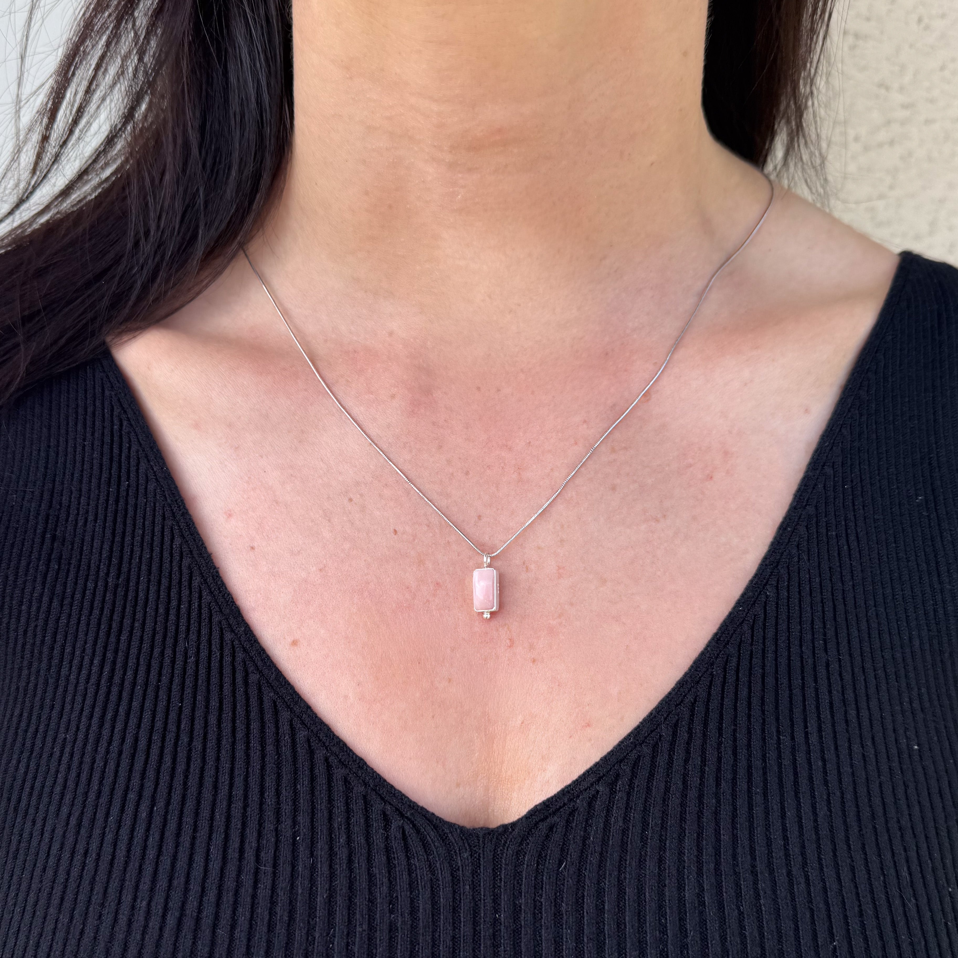 Bali Pinker Opal Kette – rechteckiger Anhänger, 925 Sterling Silber | NOOE Berlin