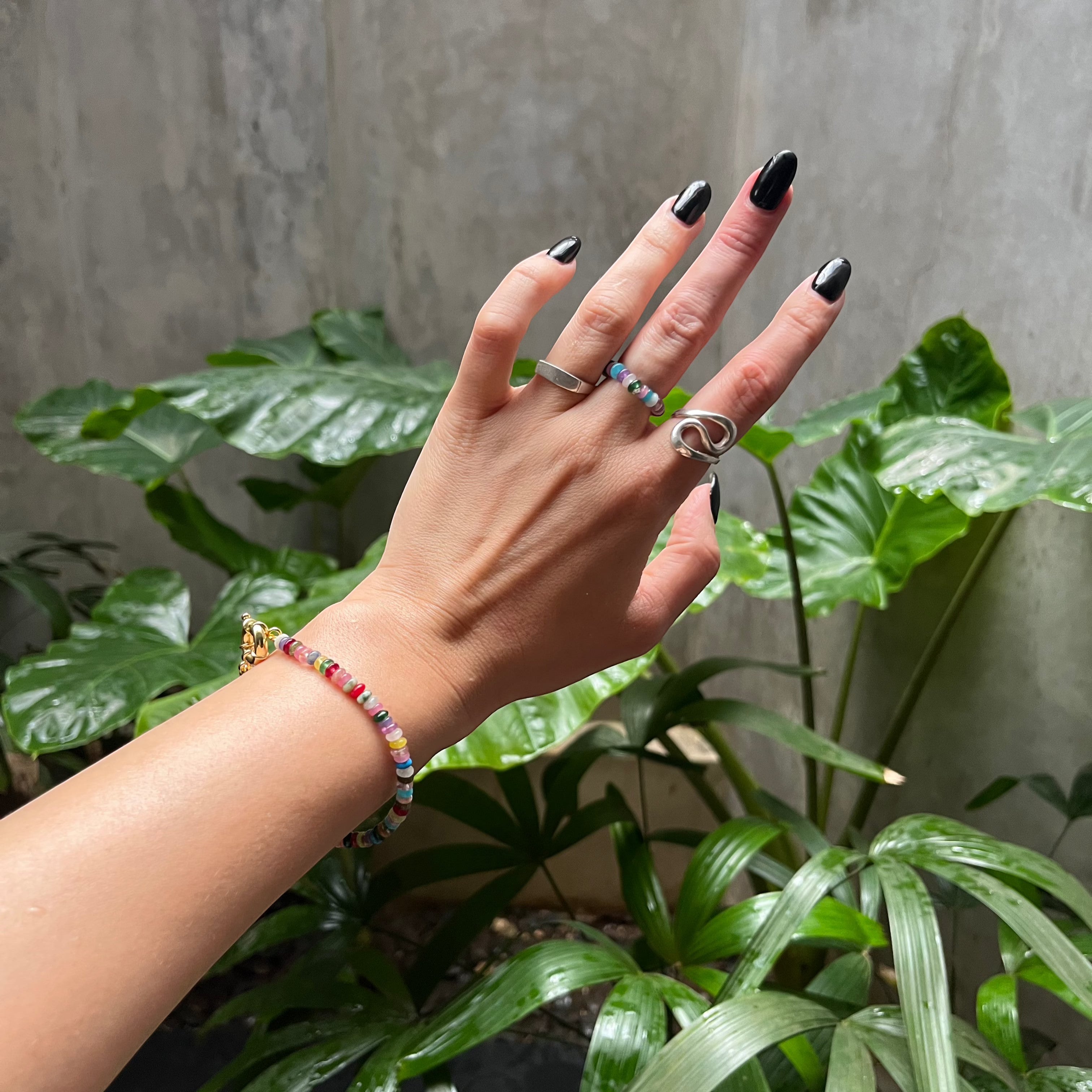 Regenbogen-Ring – Handgefertigter Ring mit bunten Edelsteinen auf Gummiband - Nooe UG