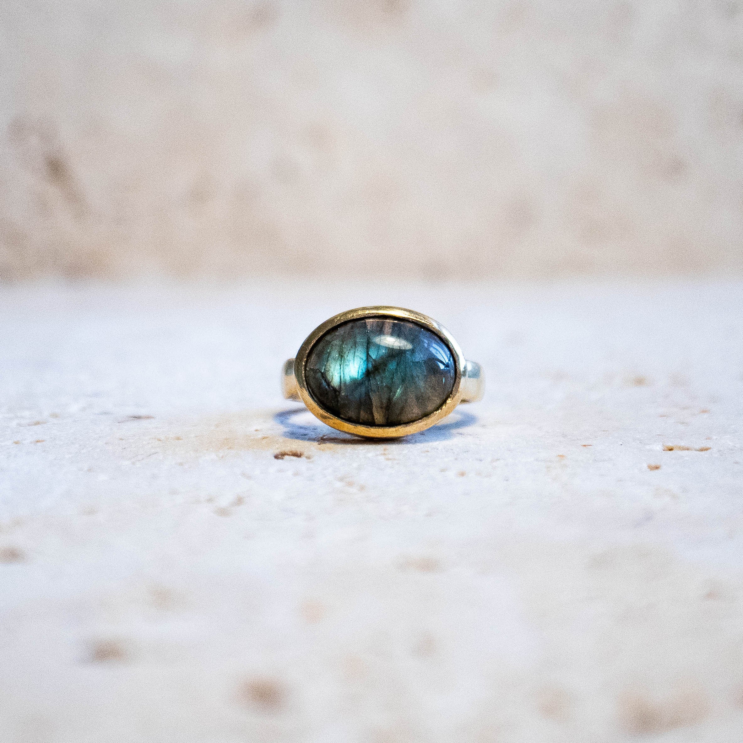 Großer Labradorit Ring mit ovalem Stein gold handgemacht - Nooe UG
