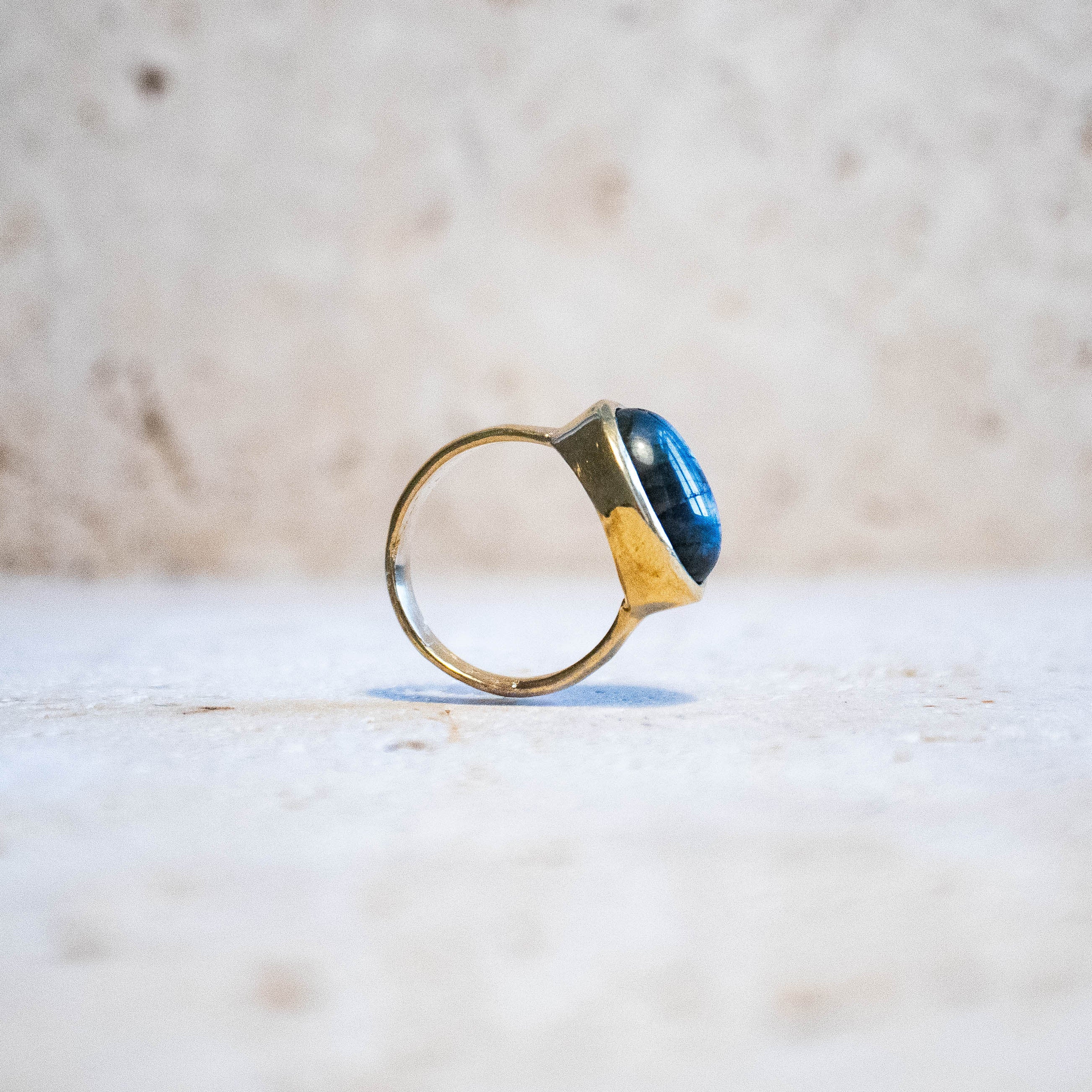 Großer Labradorit Ring mit ovalem Stein gold handgemacht - Nooe UG