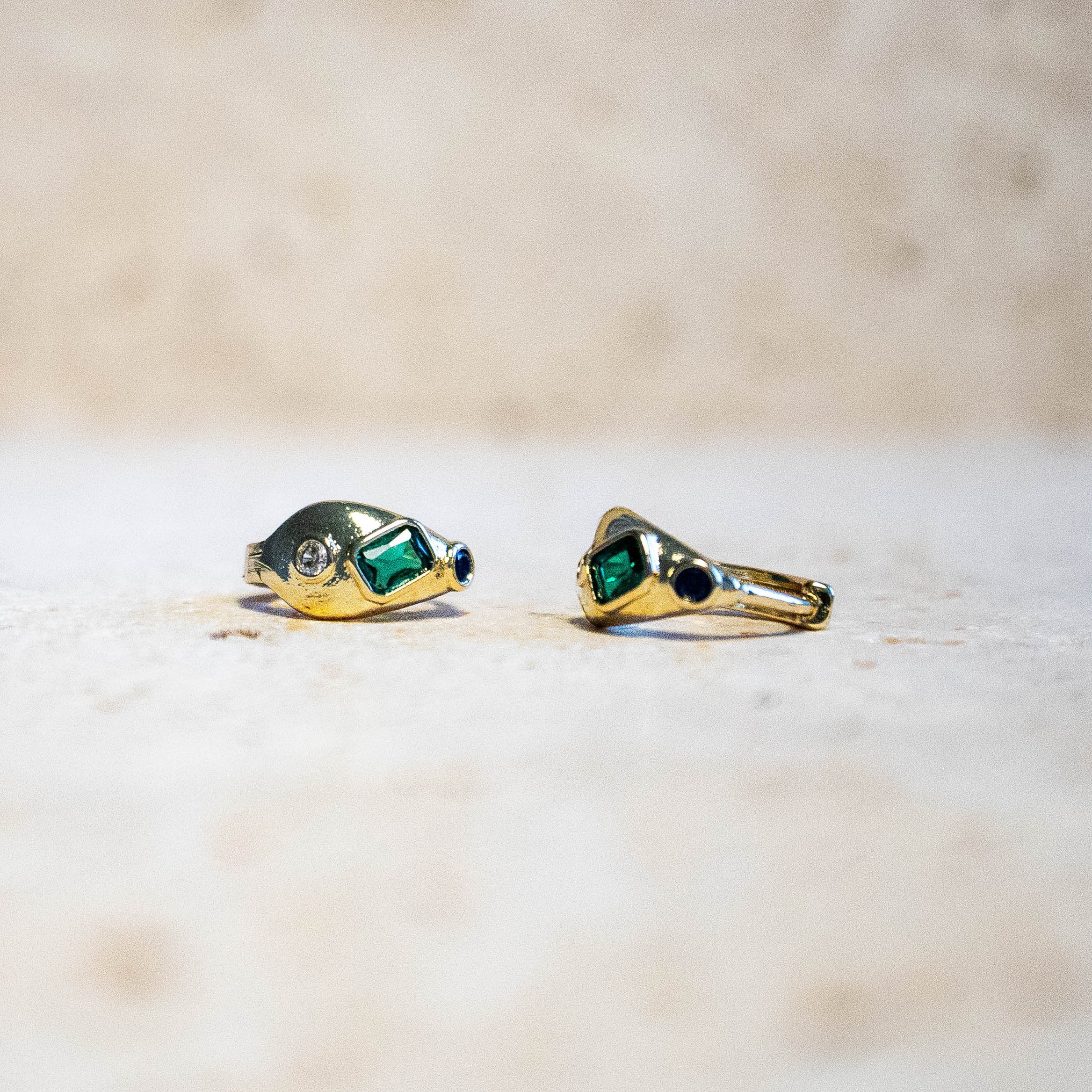 Gold huggies mit grünen Zirkonia - Nooe UG