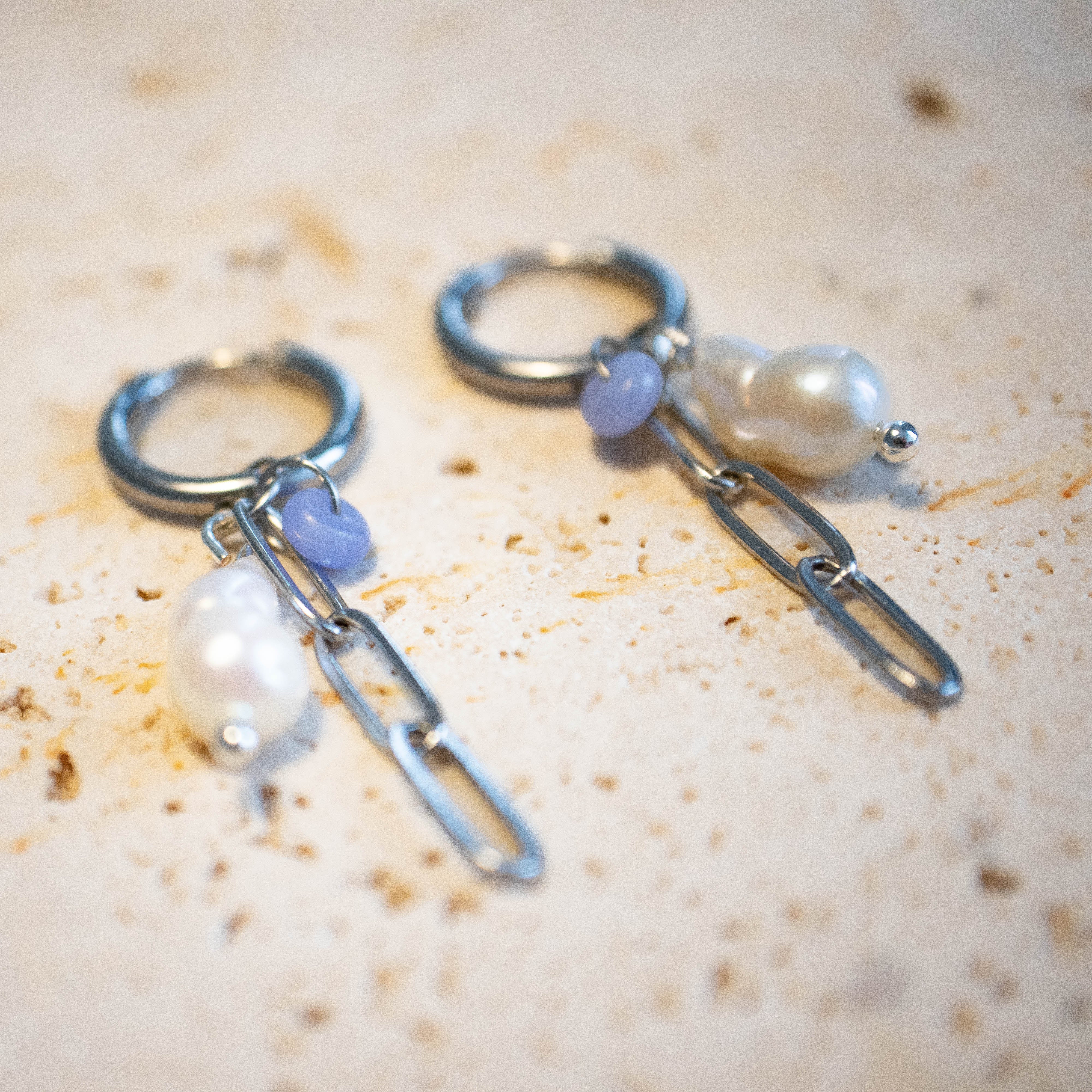 Huggie Ohrringe aus Edelstahl mit Kette und zierlicher natürlicher Barokperle - Nooe UG