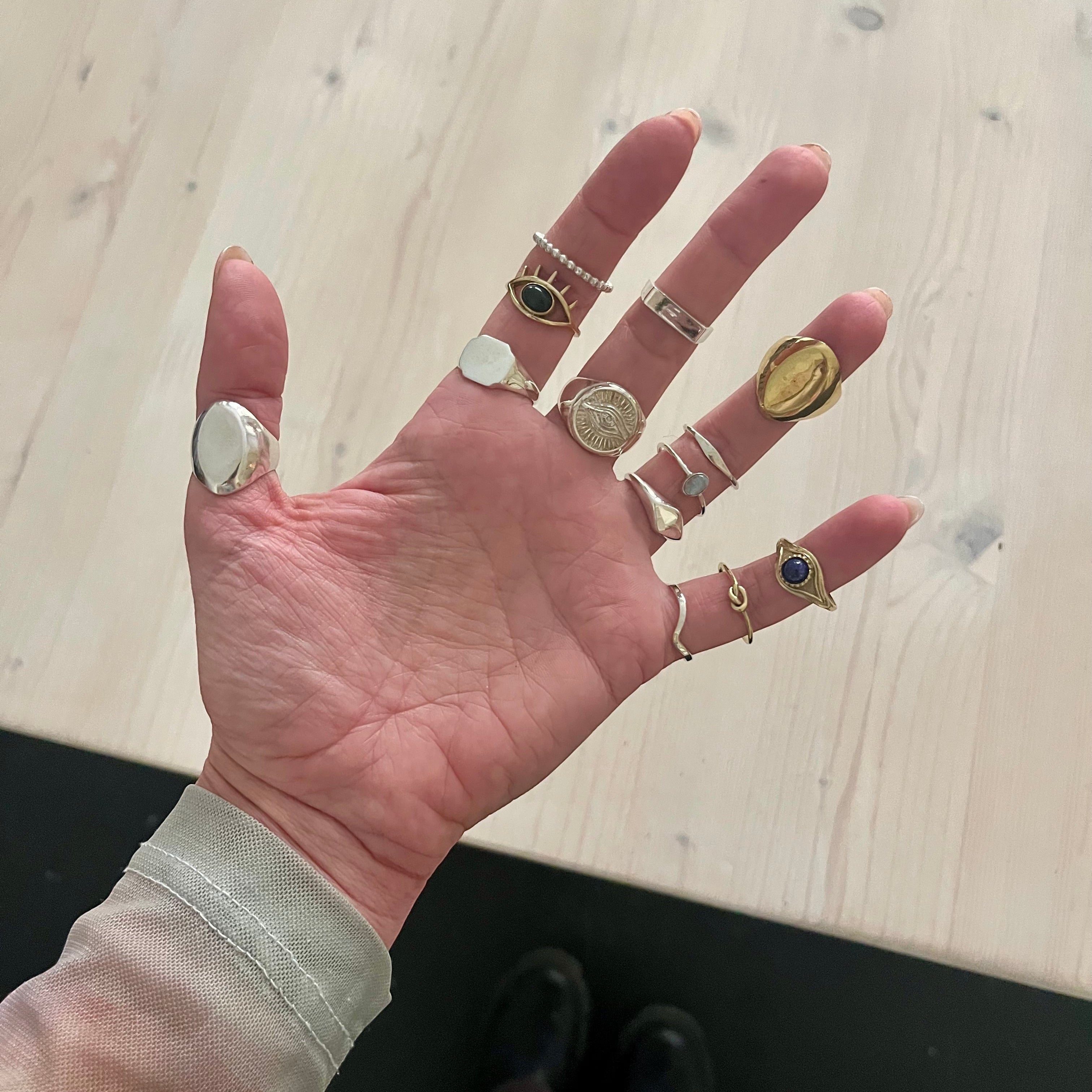 Feiner Ring mit Knoten gold handgemacht - Brezel Stapelring aus Messing - Nooe UG