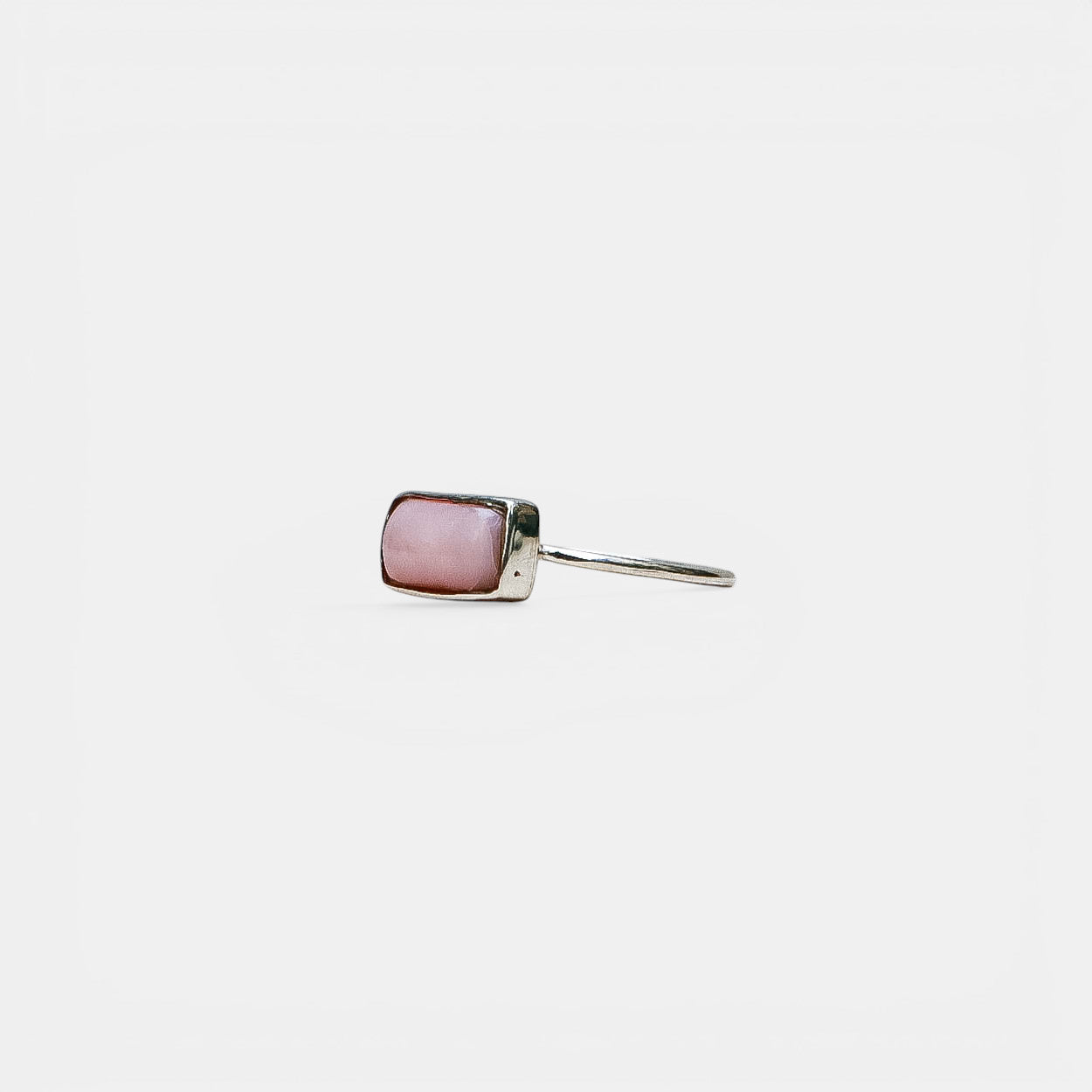 Zarter Ring – Rechteckiger Pinker Opal, 925 Sterling Silber | NOOE Berlin