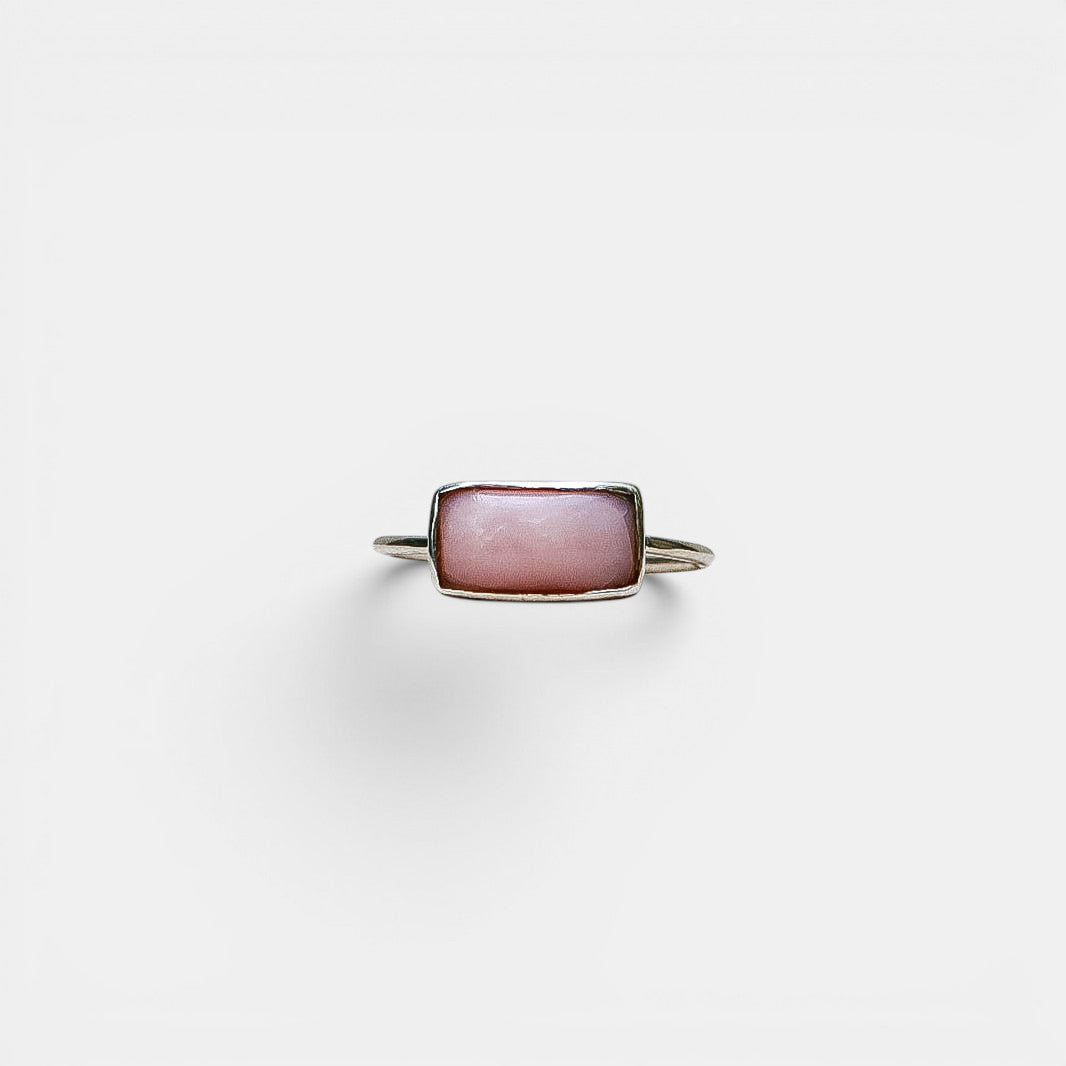 Zarter Ring – Rechteckiger Pinker Opal, 925 Sterling Silber | NOOE Berlin