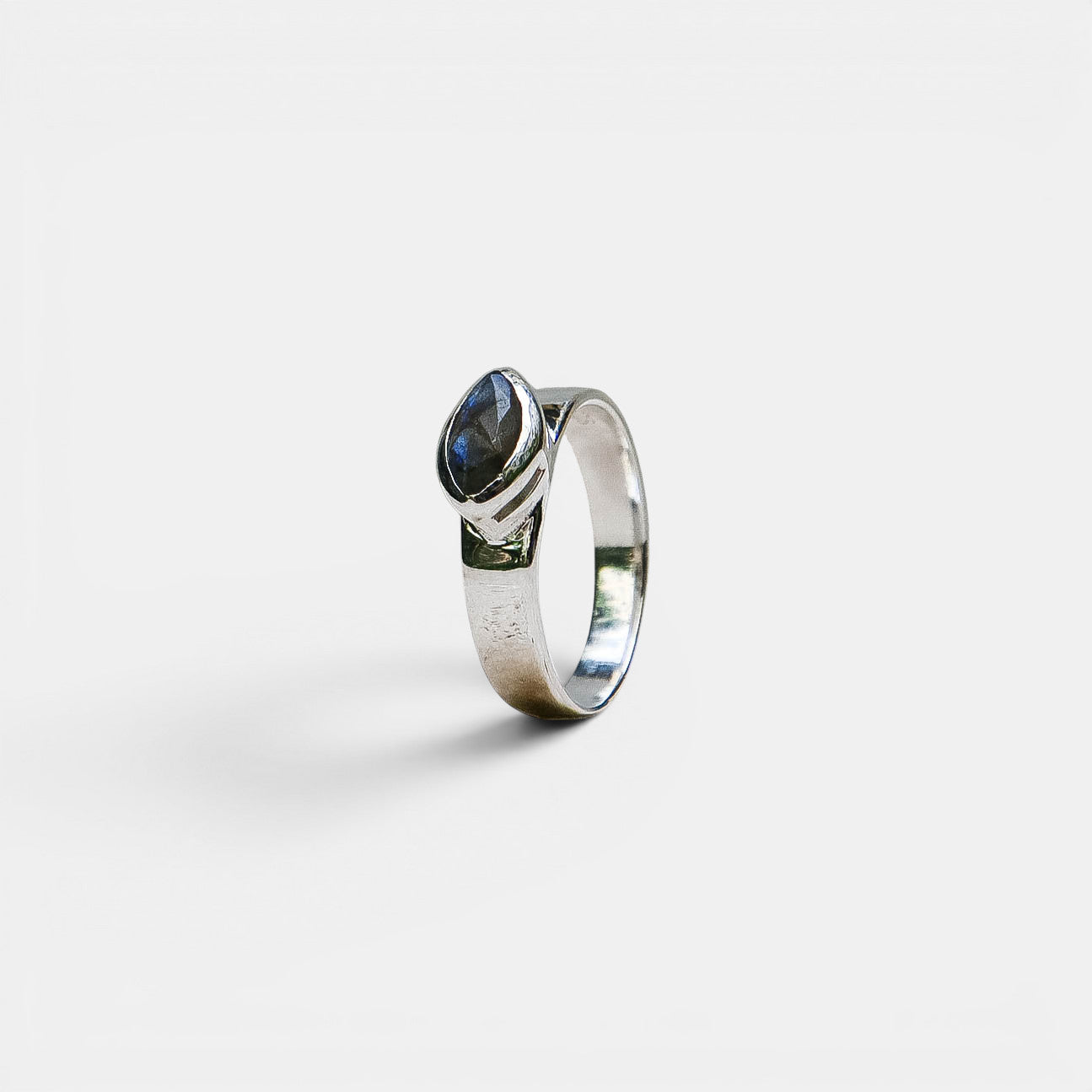 Auge Ring – Labradorit, 925 Sterling Silber | NOOE Berlin