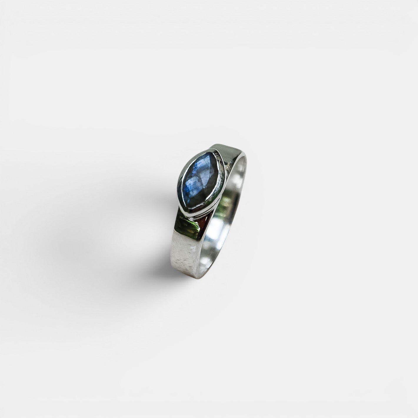 Auge Ring – Labradorit, 925 Sterling Silber | NOOE Berlin