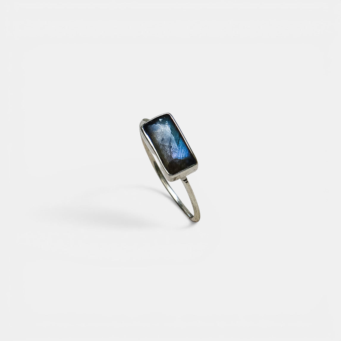Bali Labradorit Ring – Rechteckiger 925 Sterling Silber | NOOE Berlin