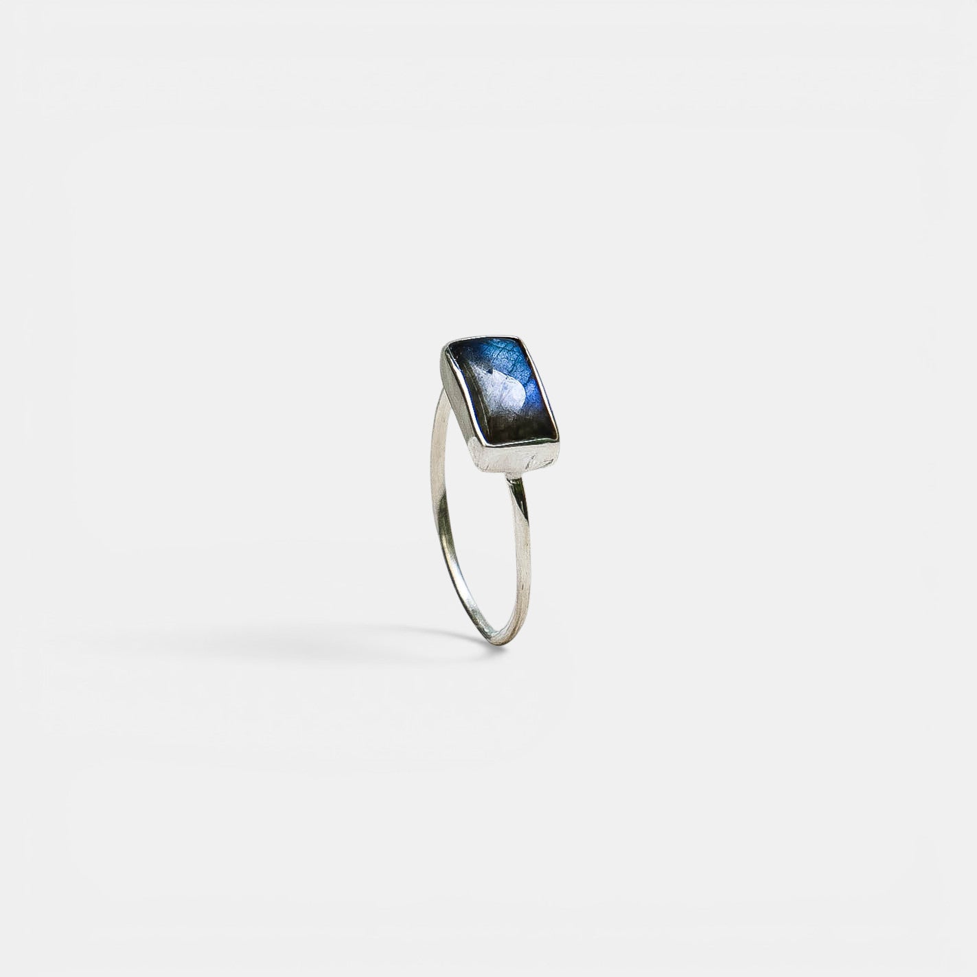 Bali Labradorit Ring – Rechteckiger 925 Sterling Silber | NOOE Berlin