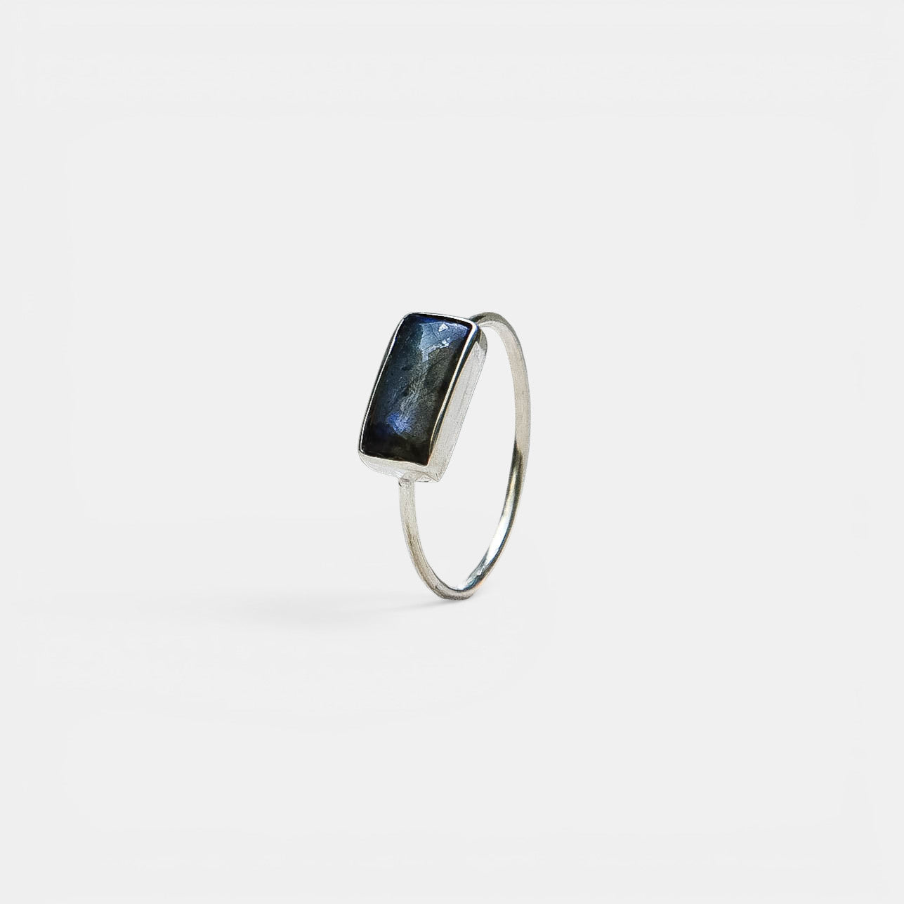 Bali Labradorit Ring – Rechteckiger 925 Sterling Silber | NOOE Berlin