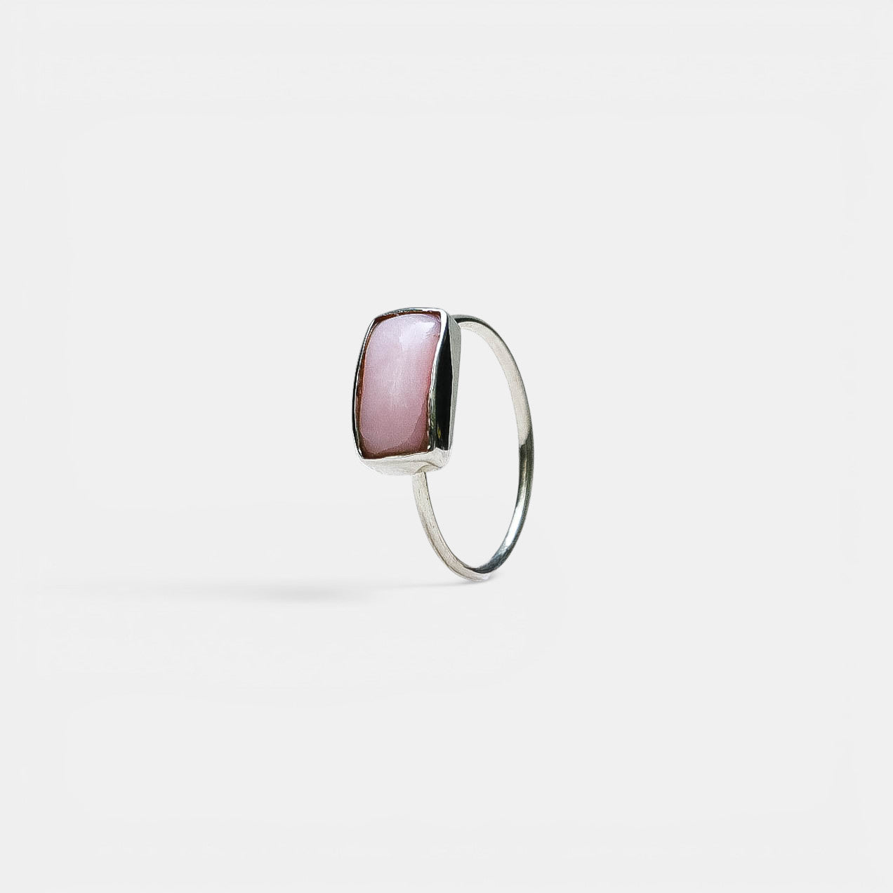 Zarter Ring – Rechteckiger Pinker Opal, 925 Sterling Silber | NOOE Berlin