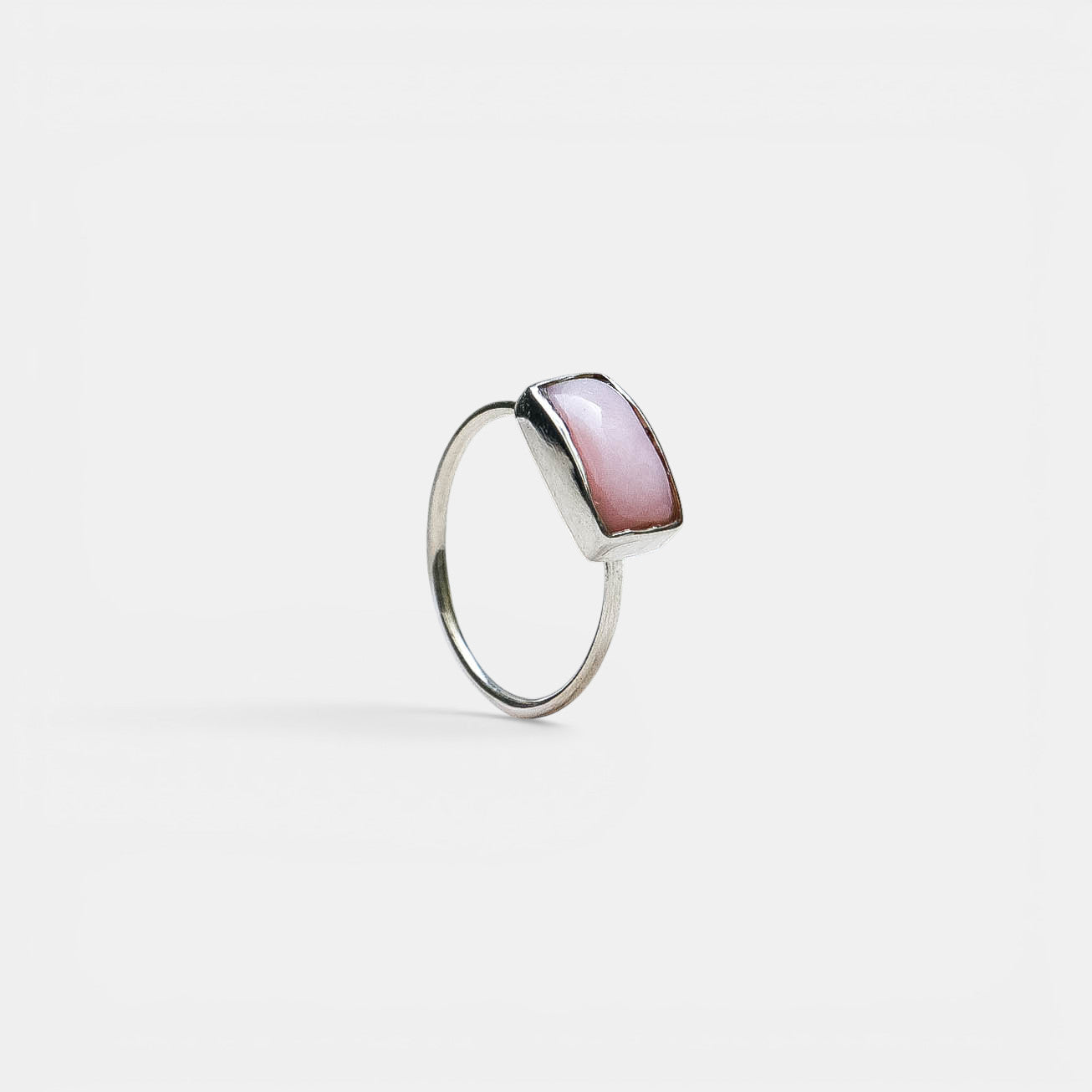 Zarter Ring – Rechteckiger Pinker Opal, 925 Sterling Silber | NOOE Berlin