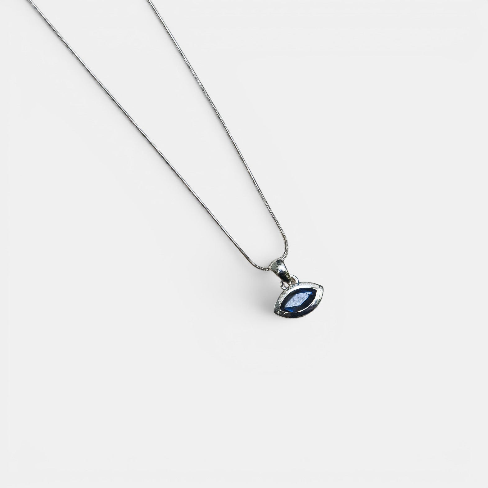 Labradorit Kette – Anhänger "Auge", 925 Sterling Silber | NOOE Berlin