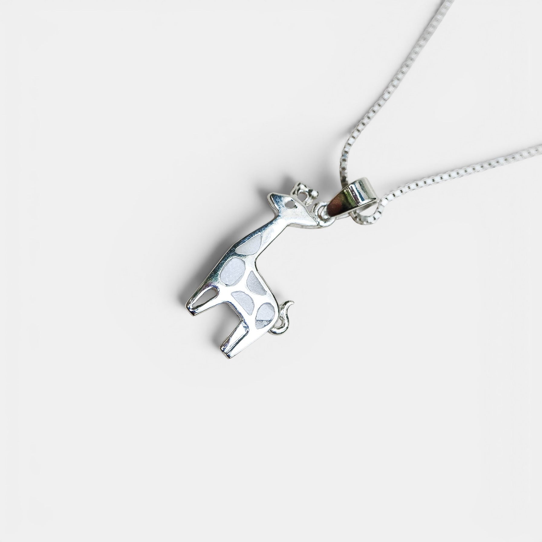 Giraffe Kette – Anhänger mit Perlmutt, 925 Sterling Silber | NOOE Berlin