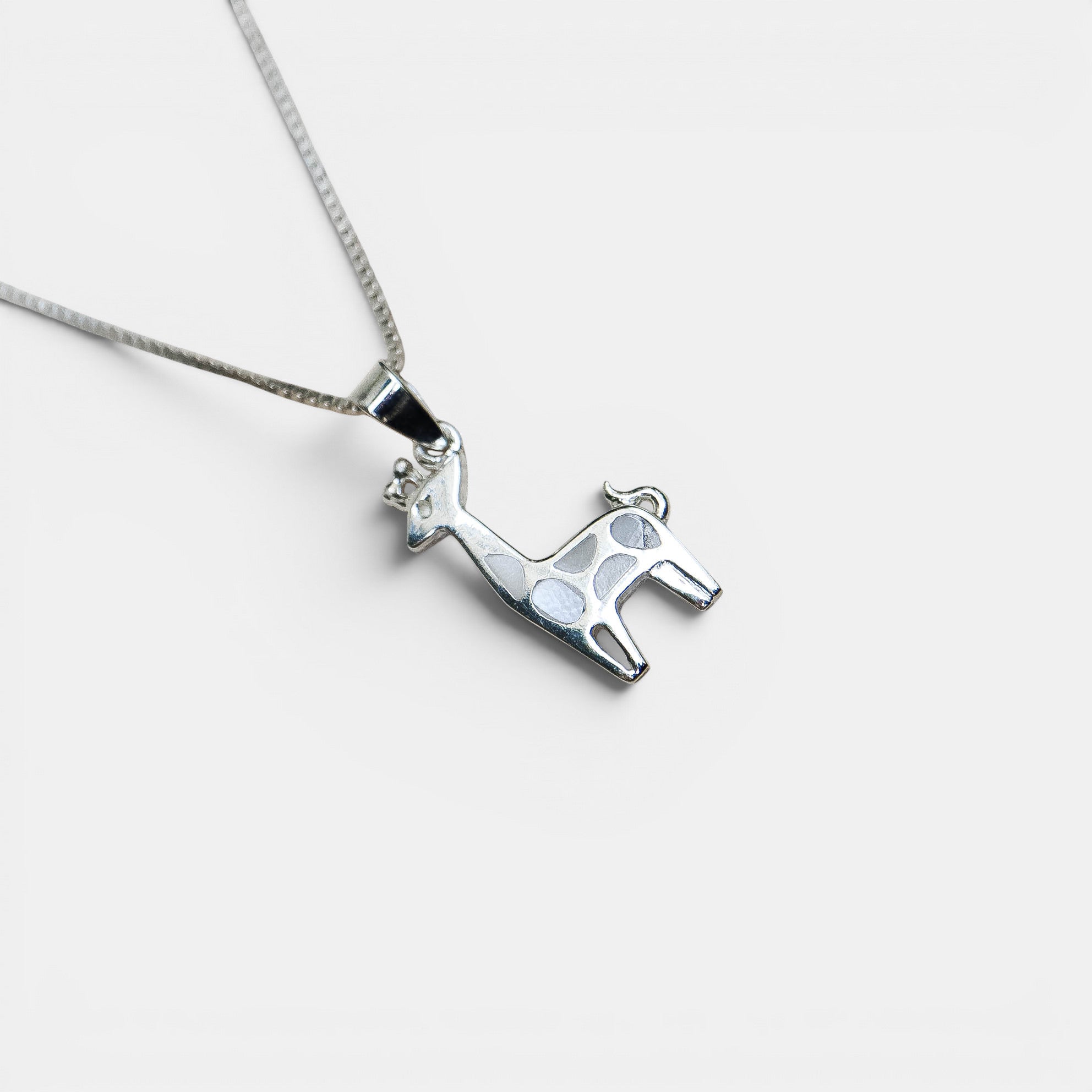 Giraffe Kette – Anhänger mit Perlmutt, 925 Sterling Silber | NOOE Berlin