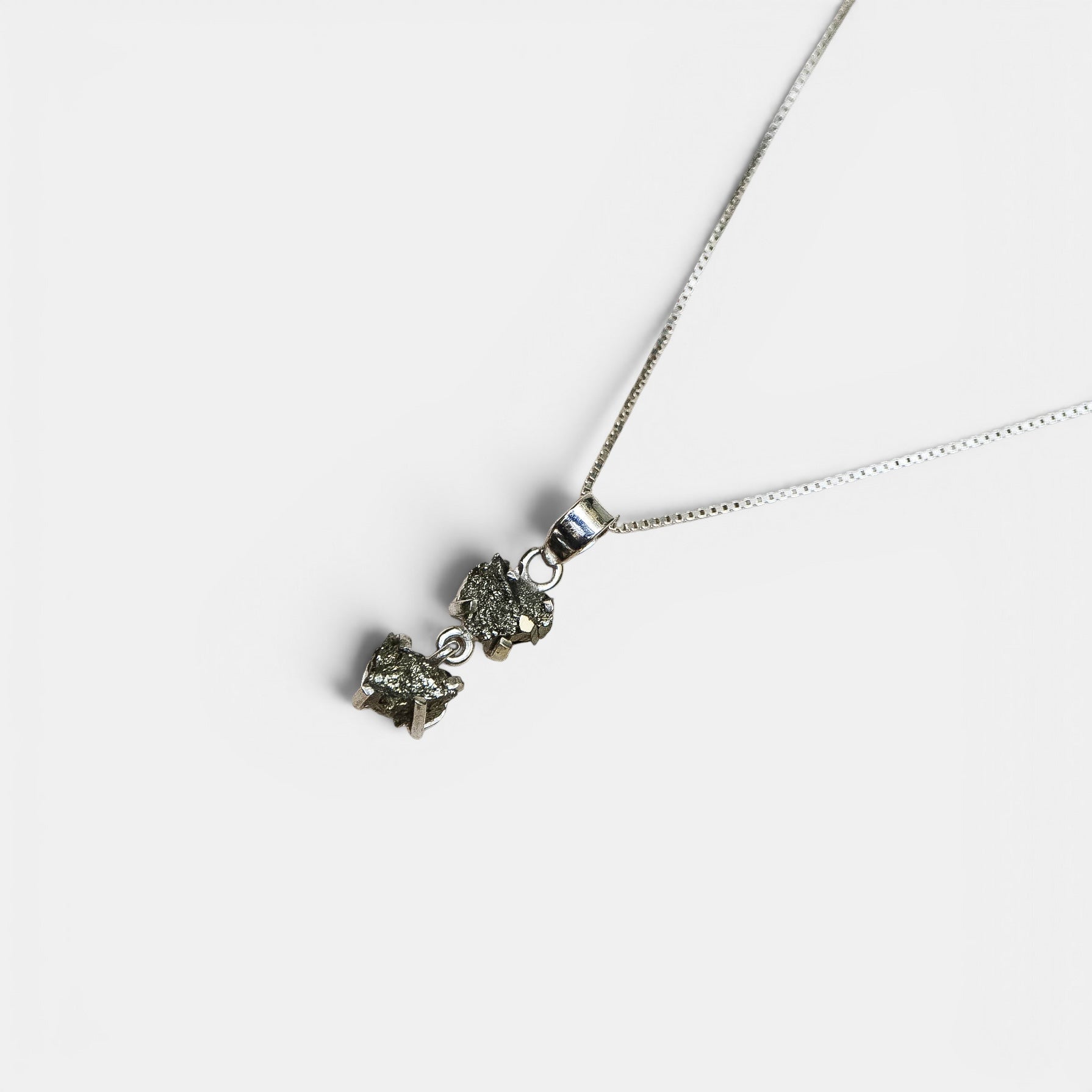 Pyrit Kette – zwei rohe Pyrit-Steine, 925 Sterling Silber | NOOE Berlin