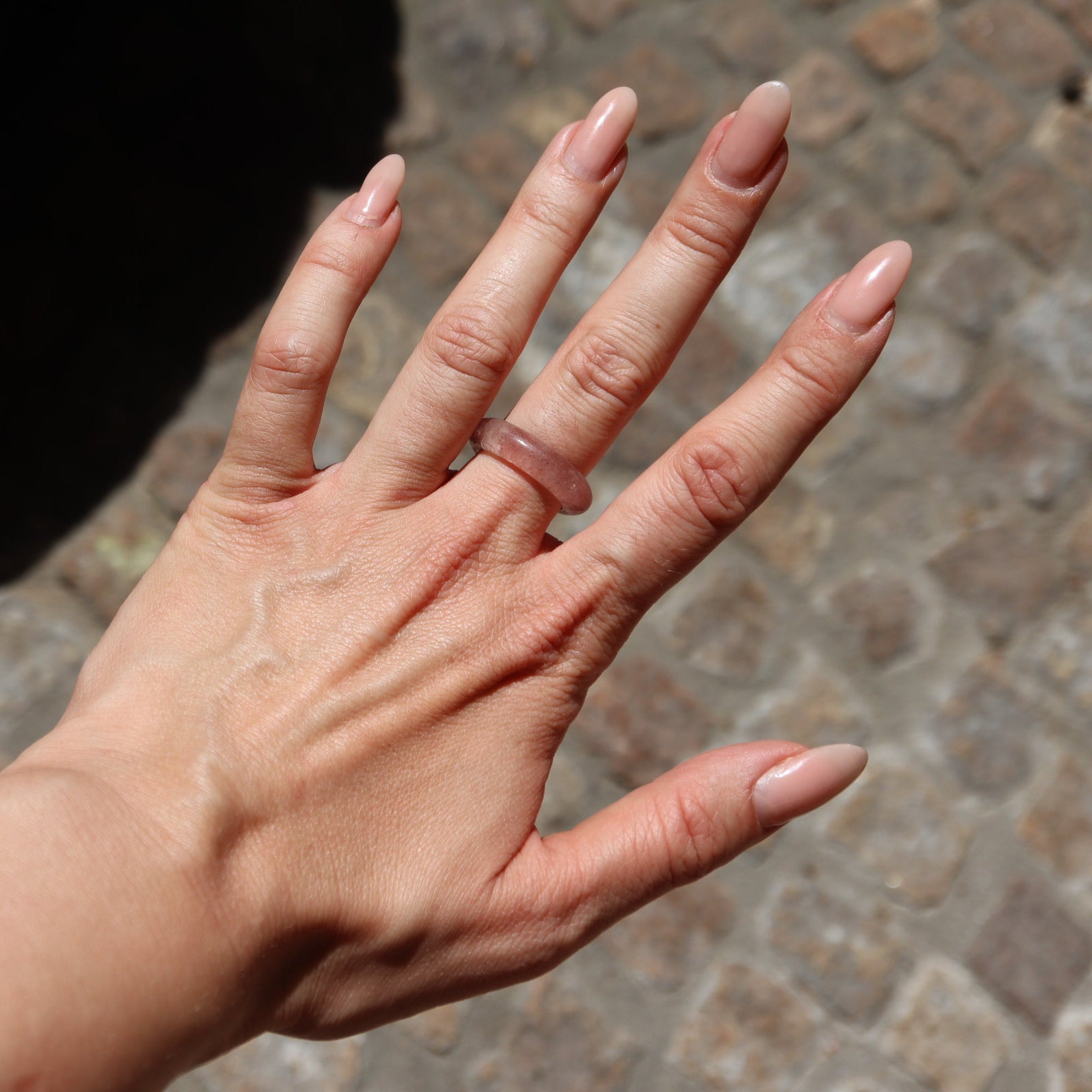 Erdbeerquarz Ring – Ganz aus Stein | NOOE Berlin