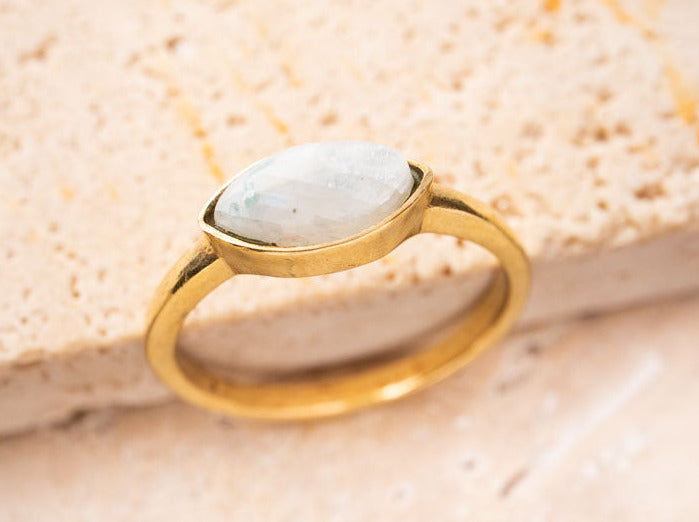 Ovaler Edelstein-Mondstein-Ring aus Messing gold | Minimalistischer Schmuck für Verlobungen und Geschenke