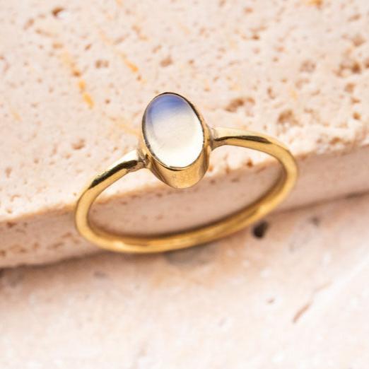 Ovaler zierlicher Opalring Regenbogen gold - Opal Ring - NooeBerlin