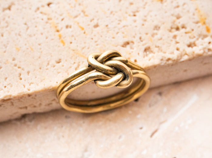 Knot ring connected made of brass movable