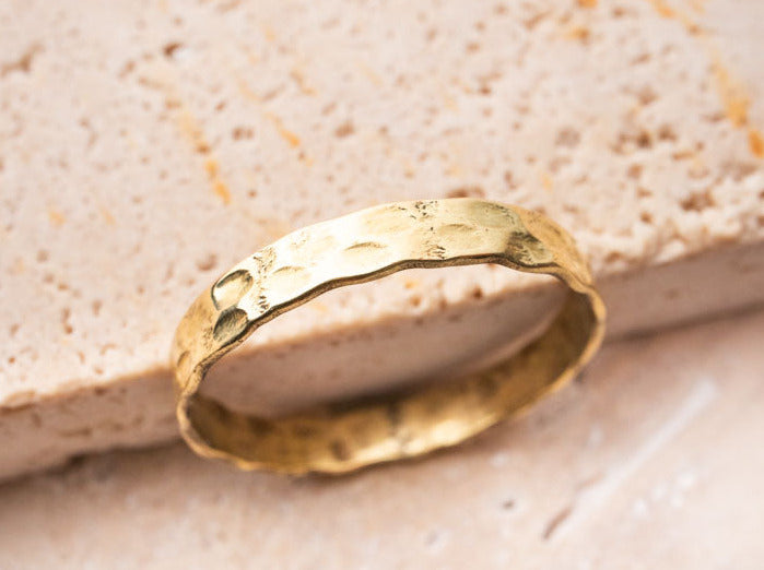 Gehämmerter Ring aus Messing handgemacht gold - NooeBerlin
