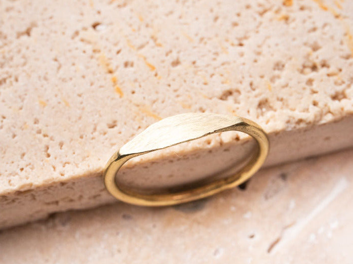 Fino anillo de sello pequeño hecho a mano en oro.