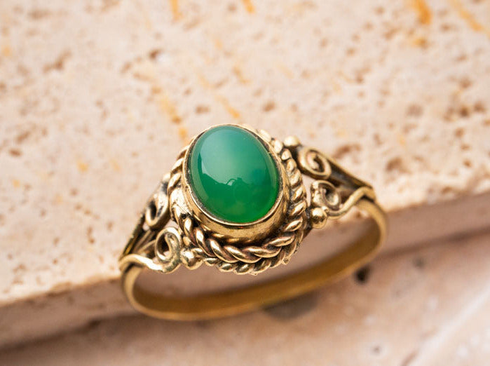 Anillo de ónix verde con piedra ovalada juguetona en oro hecha a mano