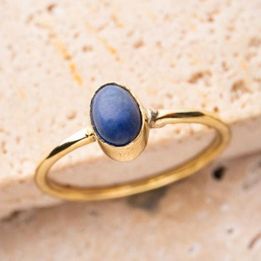 Feiner Lapis Lazuli Ring mit ovalem Stein gold handgemacht - NooeBerlin