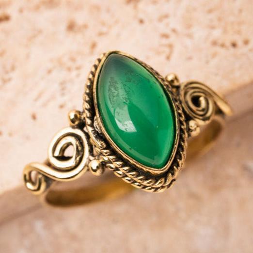 Anillo de ónix verde con una piedra ovalada, alegremente elaborado a mano en oro.