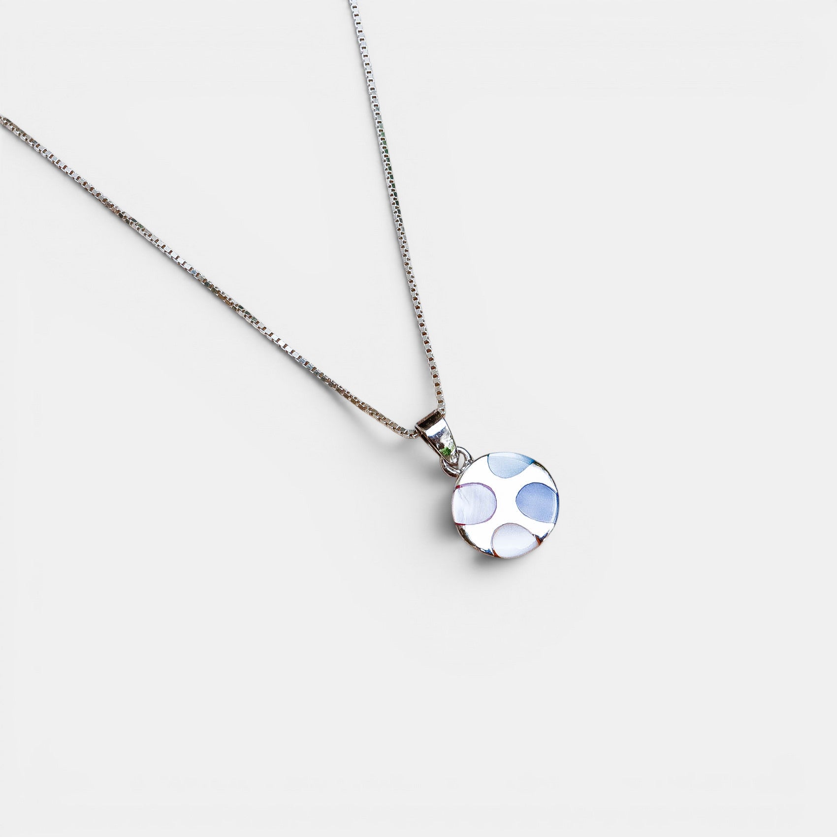 Runde Kette Silber mit Perlmutt Punkten | NOOE Berlin