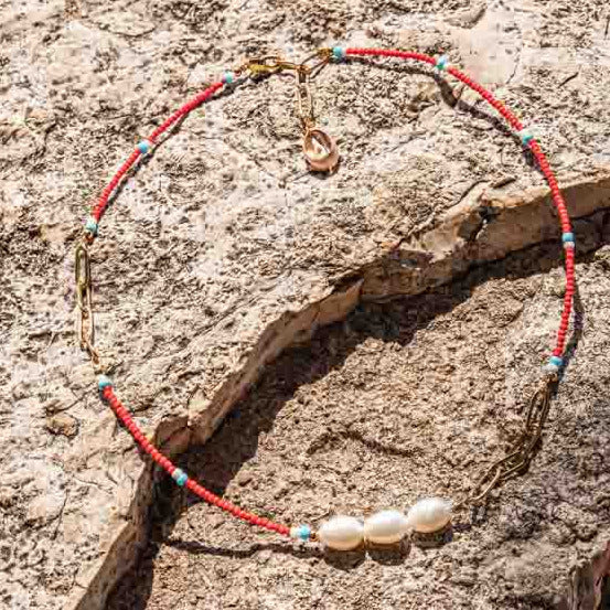 Rote Perlenkette mit Rocailles Süßwasserperlen und einer Kauri Muschel gold handgemacht - NooeBerlin