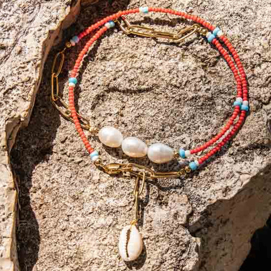 Rote Perlenkette mit Rocailles Süßwasserperlen und einer Kauri Muschel gold handgemacht - NooeBerlin