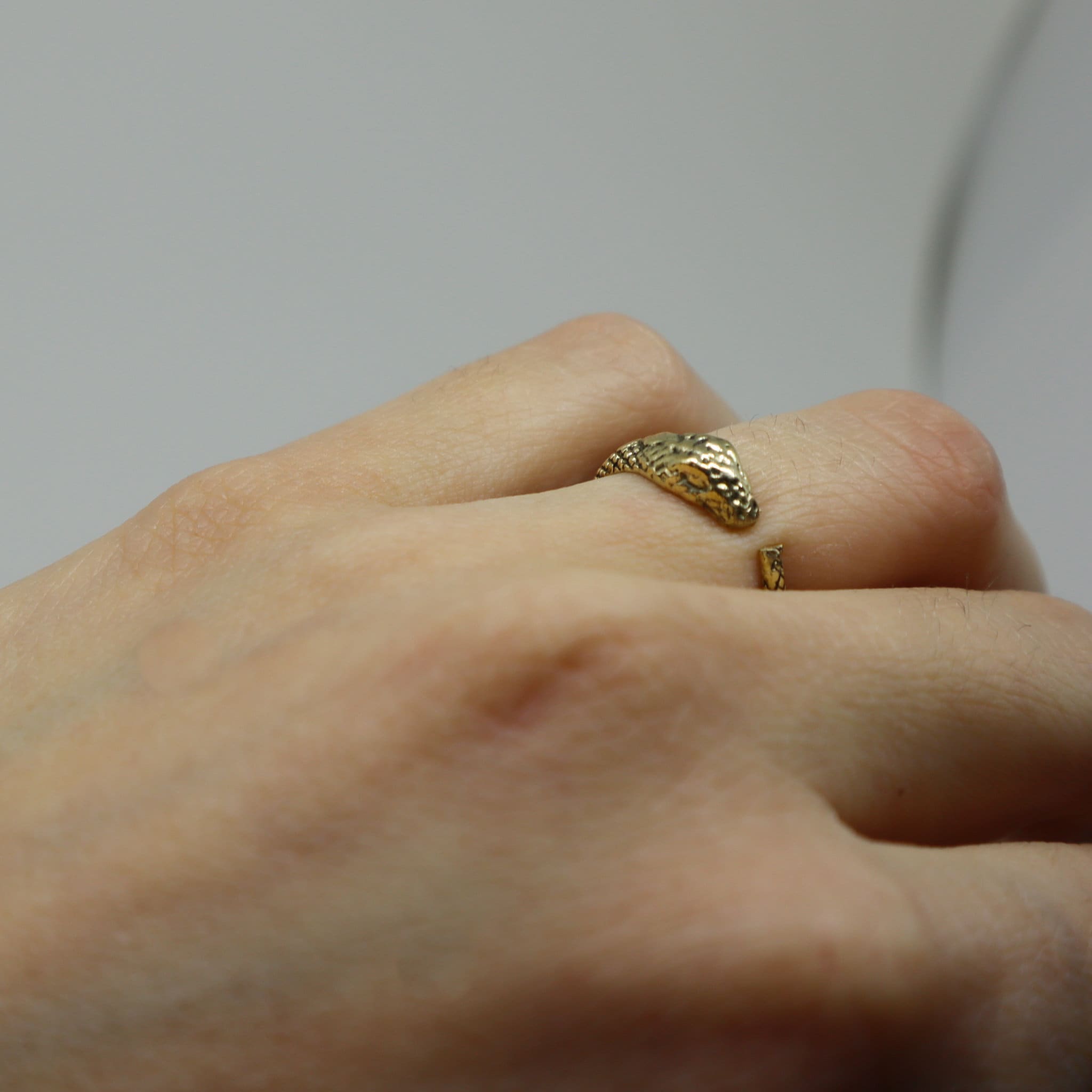 Kleiner filigraner Schlangen Ring gold handgemacht