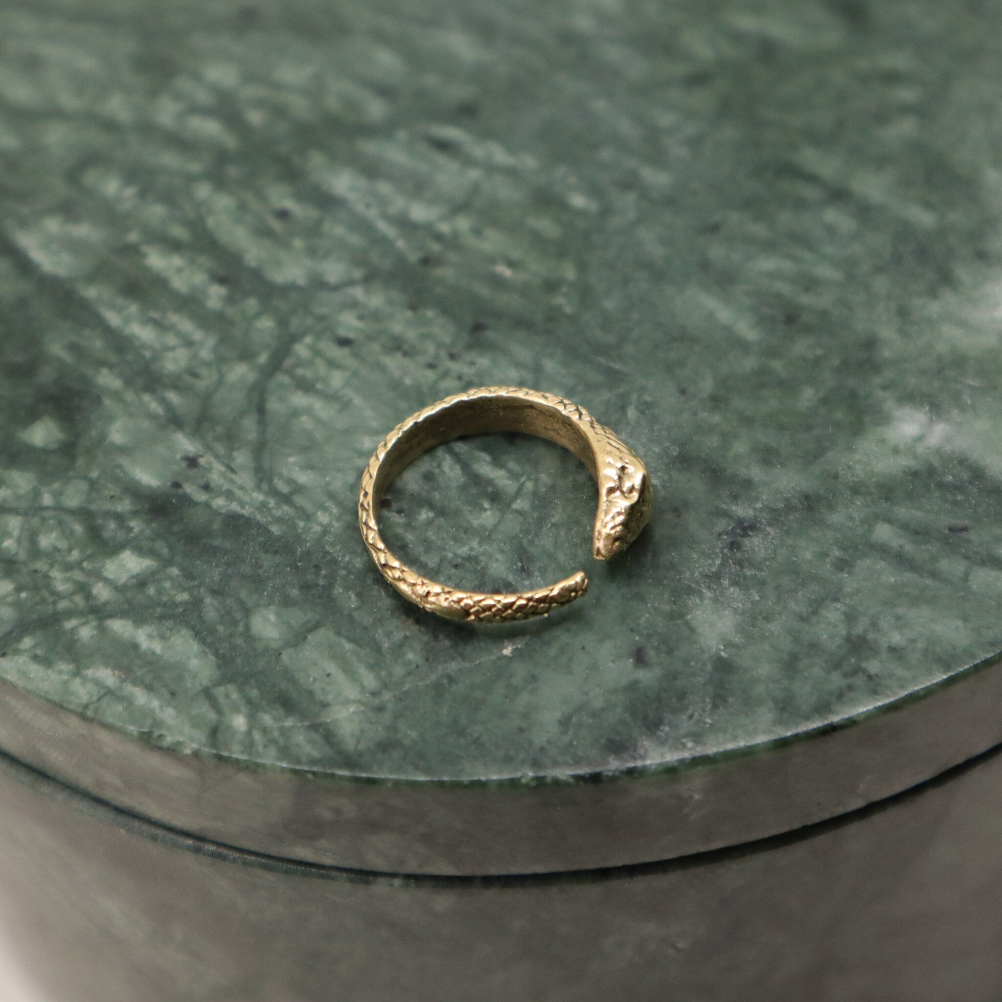 Kleiner filigraner Schlangen Ring gold handgemacht